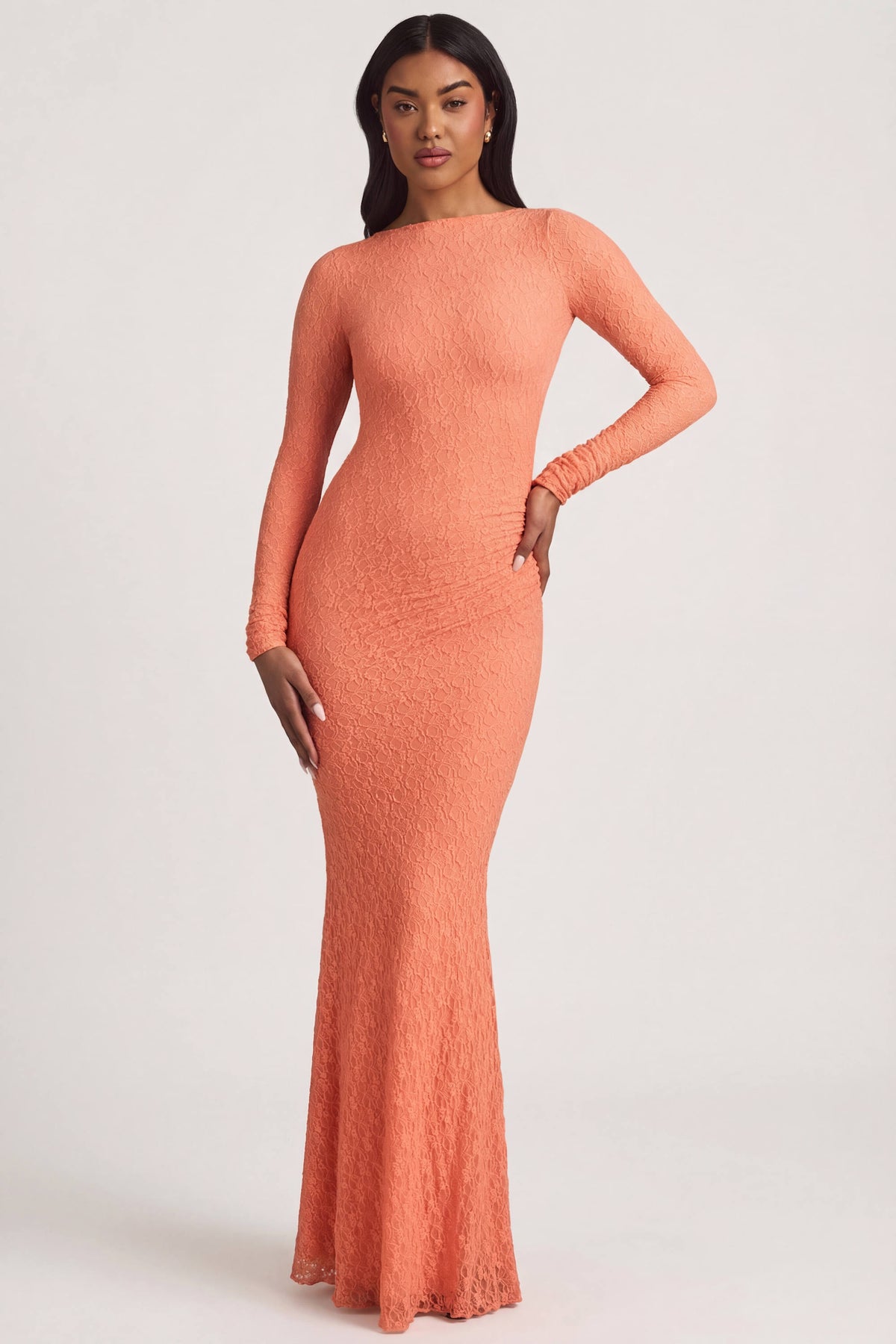⁣⁢Gerafftes rückenfreies Spitzen-Maxikleid in Pfirsich⁤⁣
