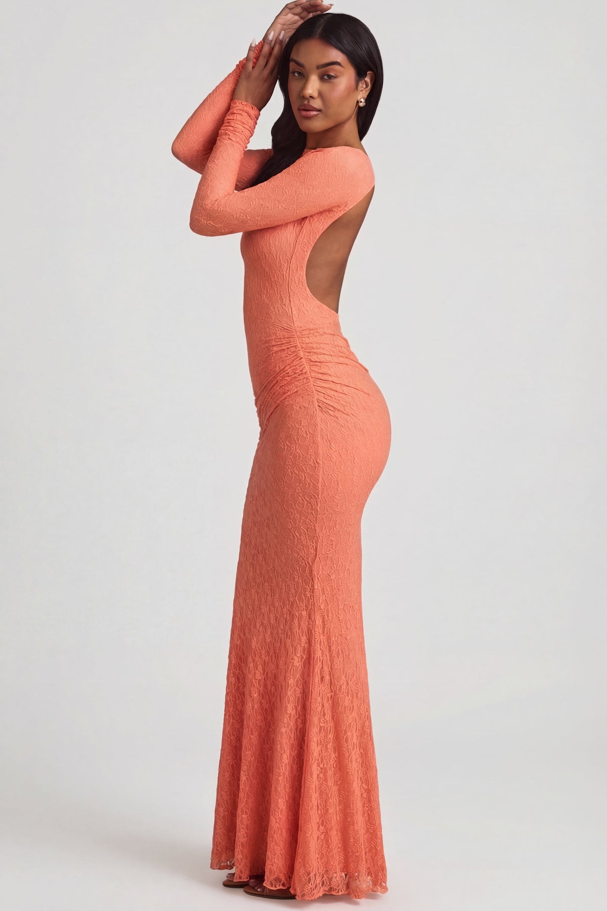 ⁣⁢Gerafftes rückenfreies Spitzen-Maxikleid in Pfirsich⁤⁣