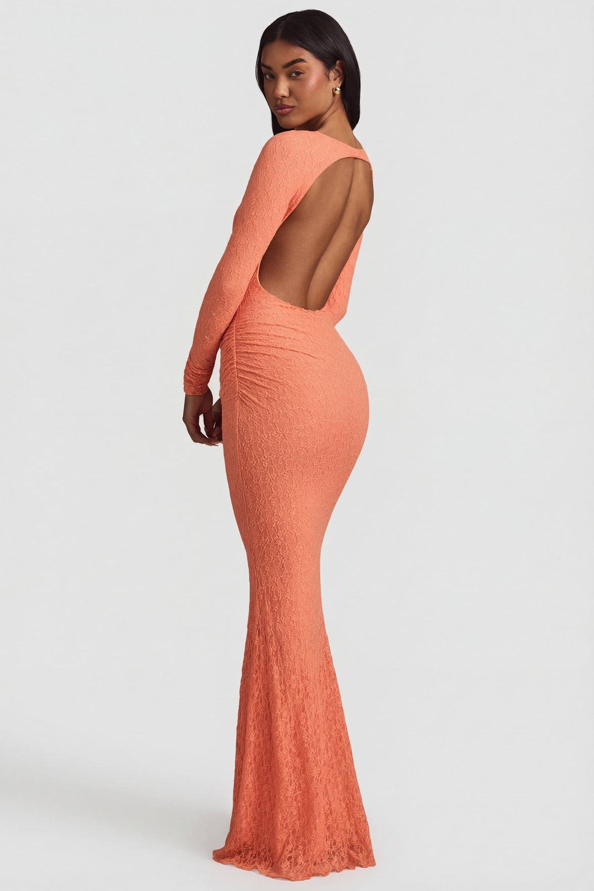 ⁣⁢Gerafftes rückenfreies Spitzen-Maxikleid in Pfirsich⁤⁣