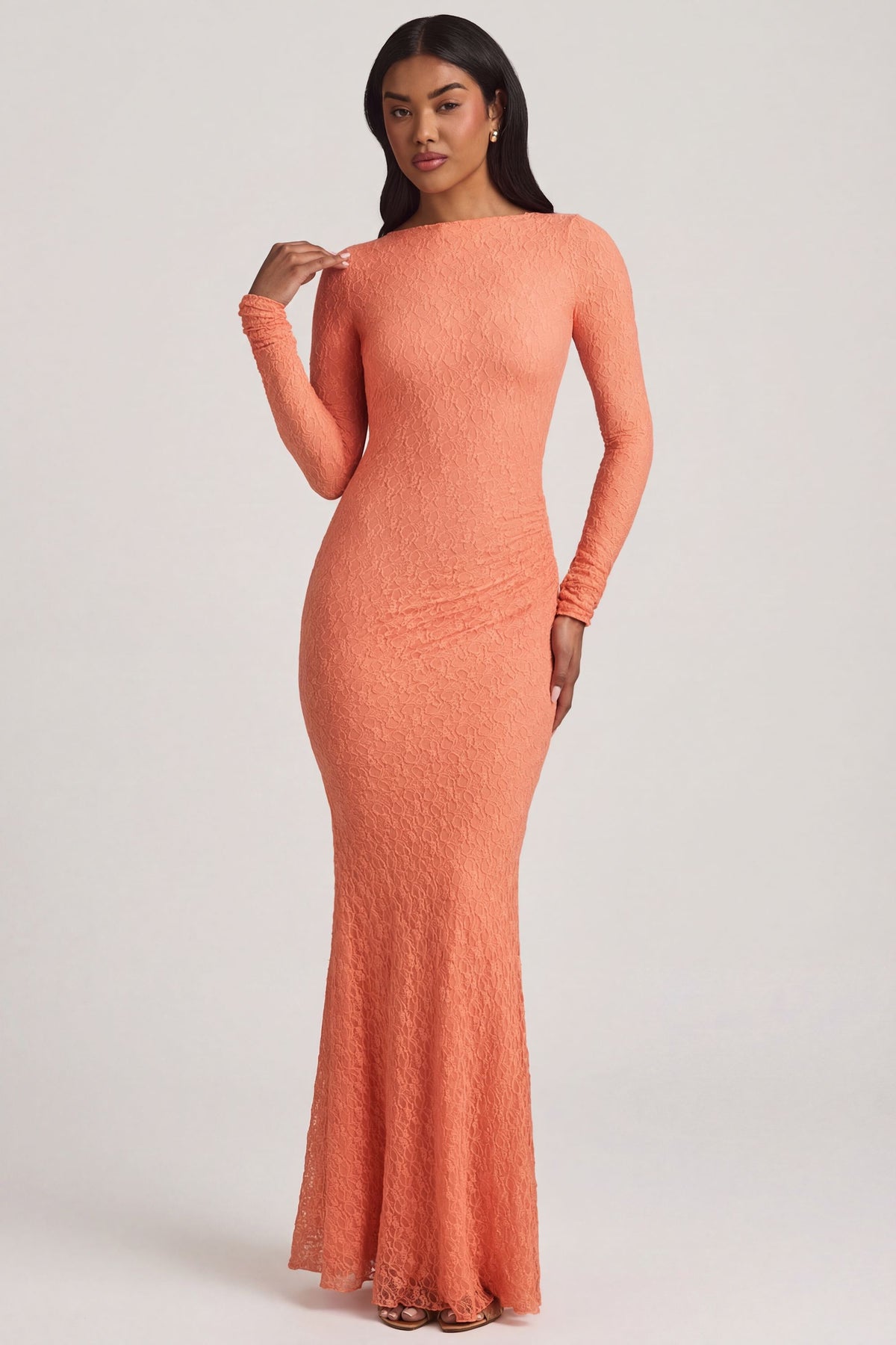 ⁣⁢Gerafftes rückenfreies Spitzen-Maxikleid in Pfirsich⁤⁣