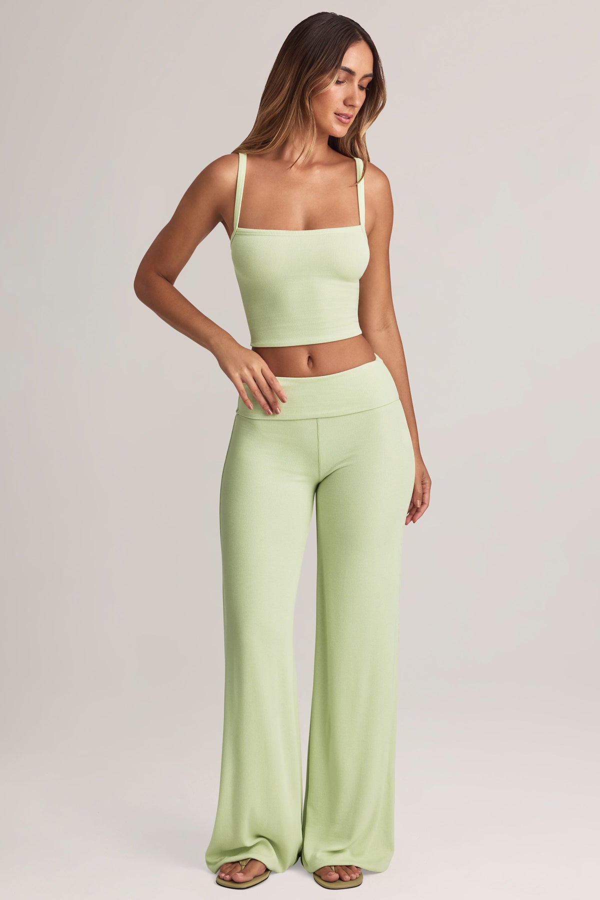 ⁣⁢Modal-Wide-Leg-Hose mit Umschlagbund in Salbeigrün⁤⁣