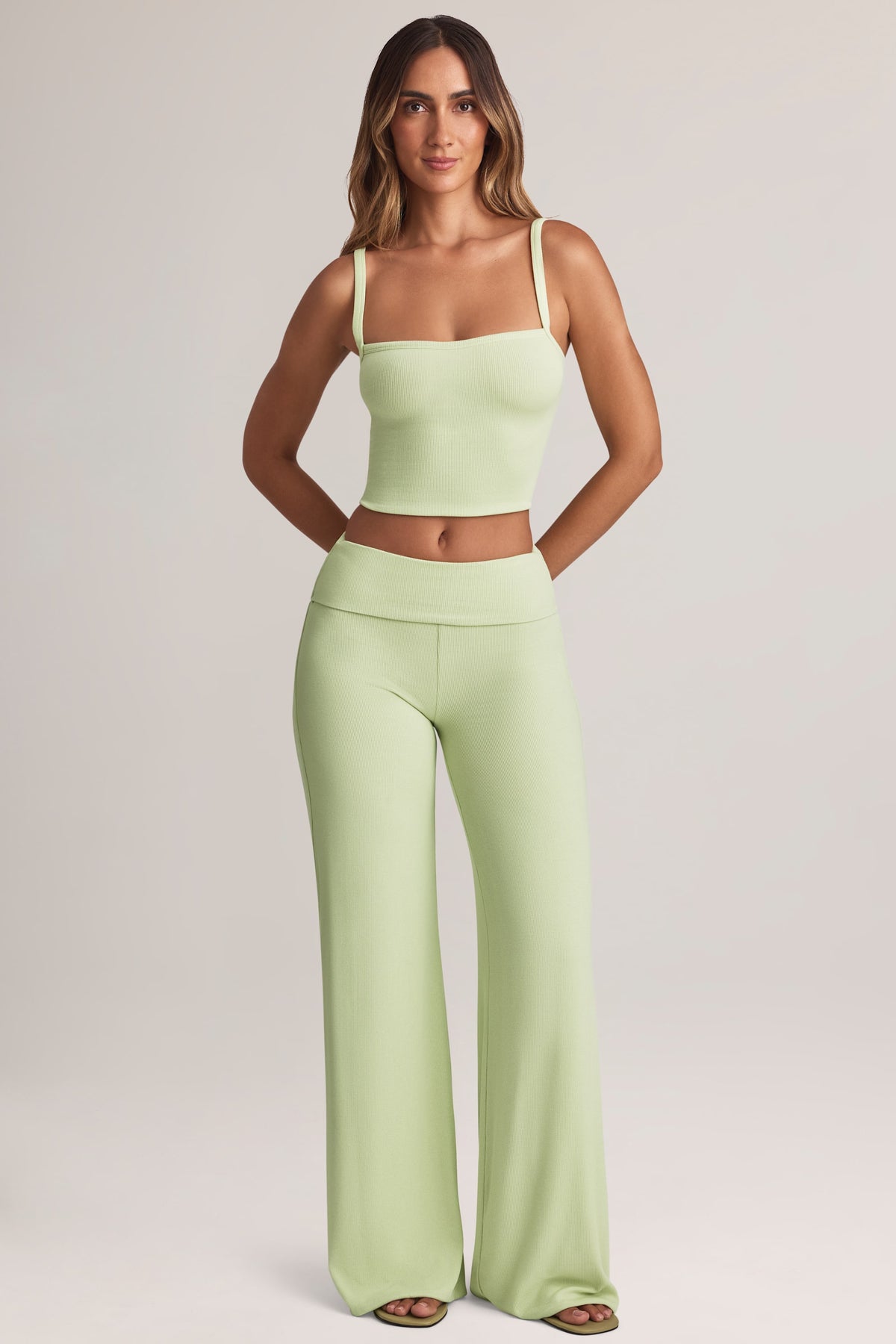 ⁣⁢Modal-Wide-Leg-Hose mit Umschlagbund in Salbeigrün⁤⁣