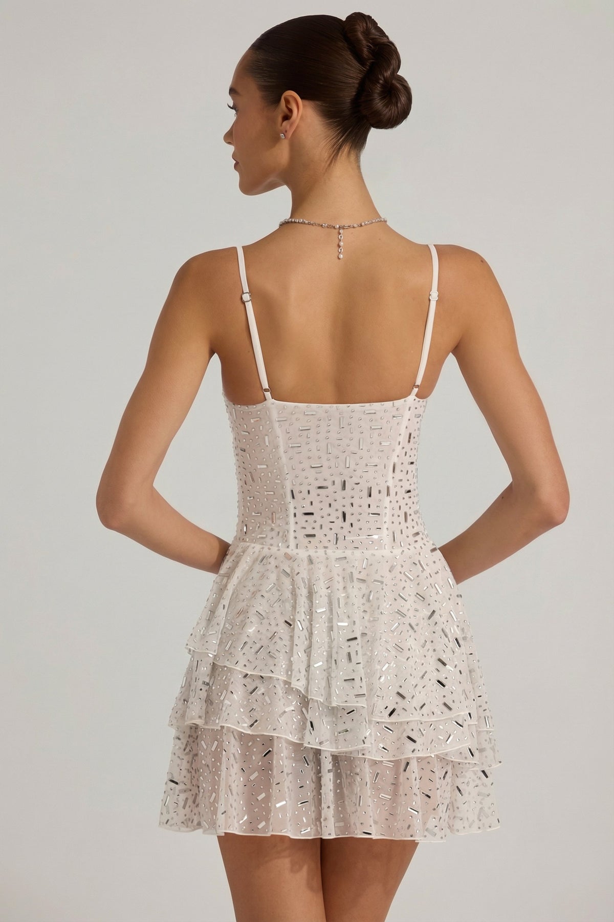 ⁣⁢Verziertes Rüschen-Stufen-Minikleid in Weiß⁤⁣