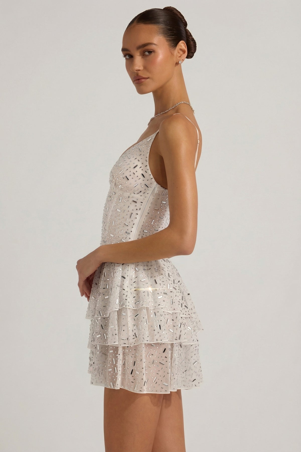 ⁣⁢Verziertes Rüschen-Stufen-Minikleid in Weiß⁤⁣