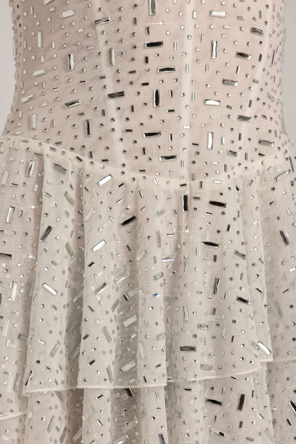 ⁣⁢Verziertes Rüschen-Stufen-Minikleid in Weiß⁤⁣