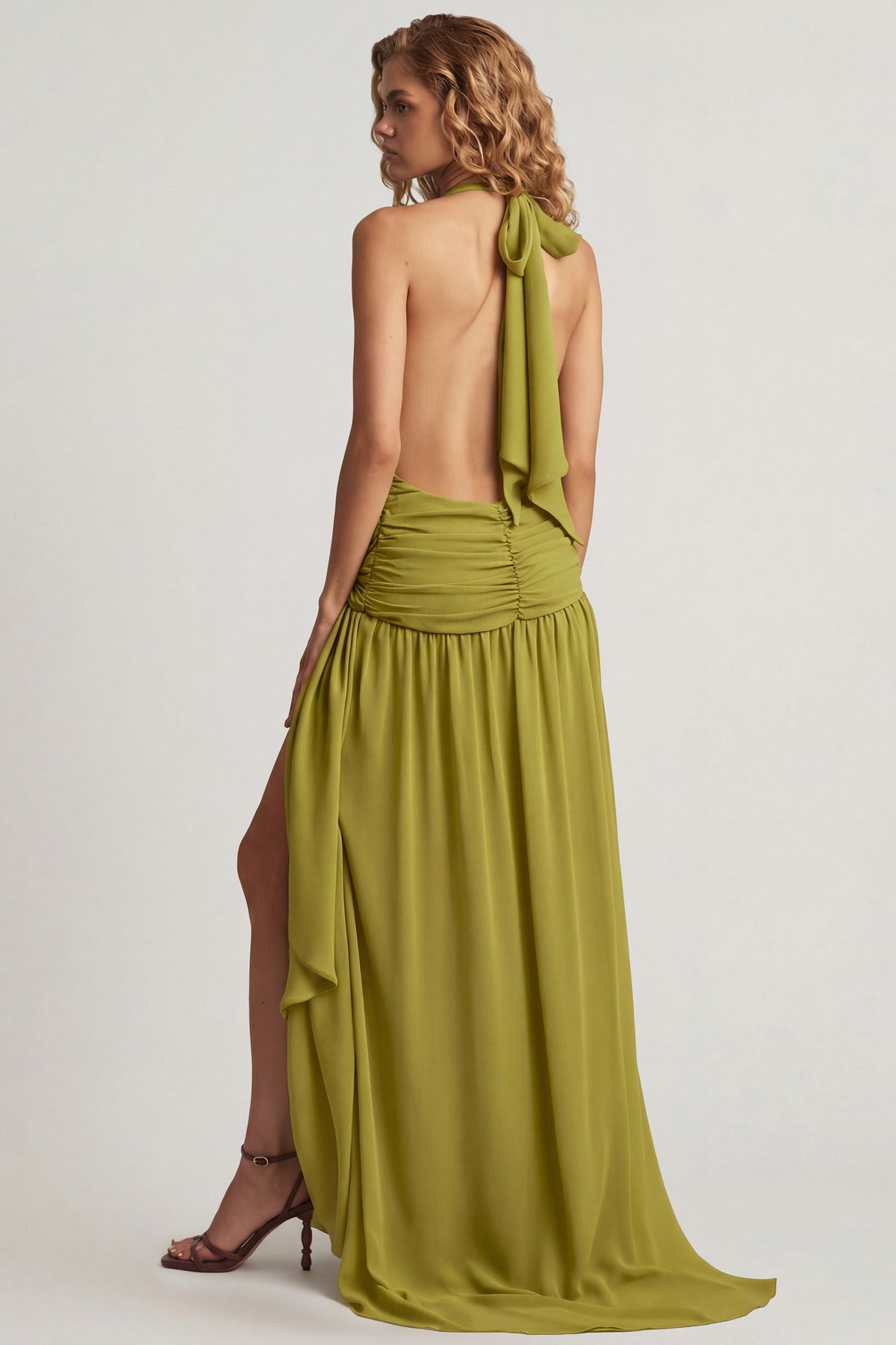 ⁣⁢Asymmetrisches Neckholder-Maxikleid in Olivgrün⁤⁣