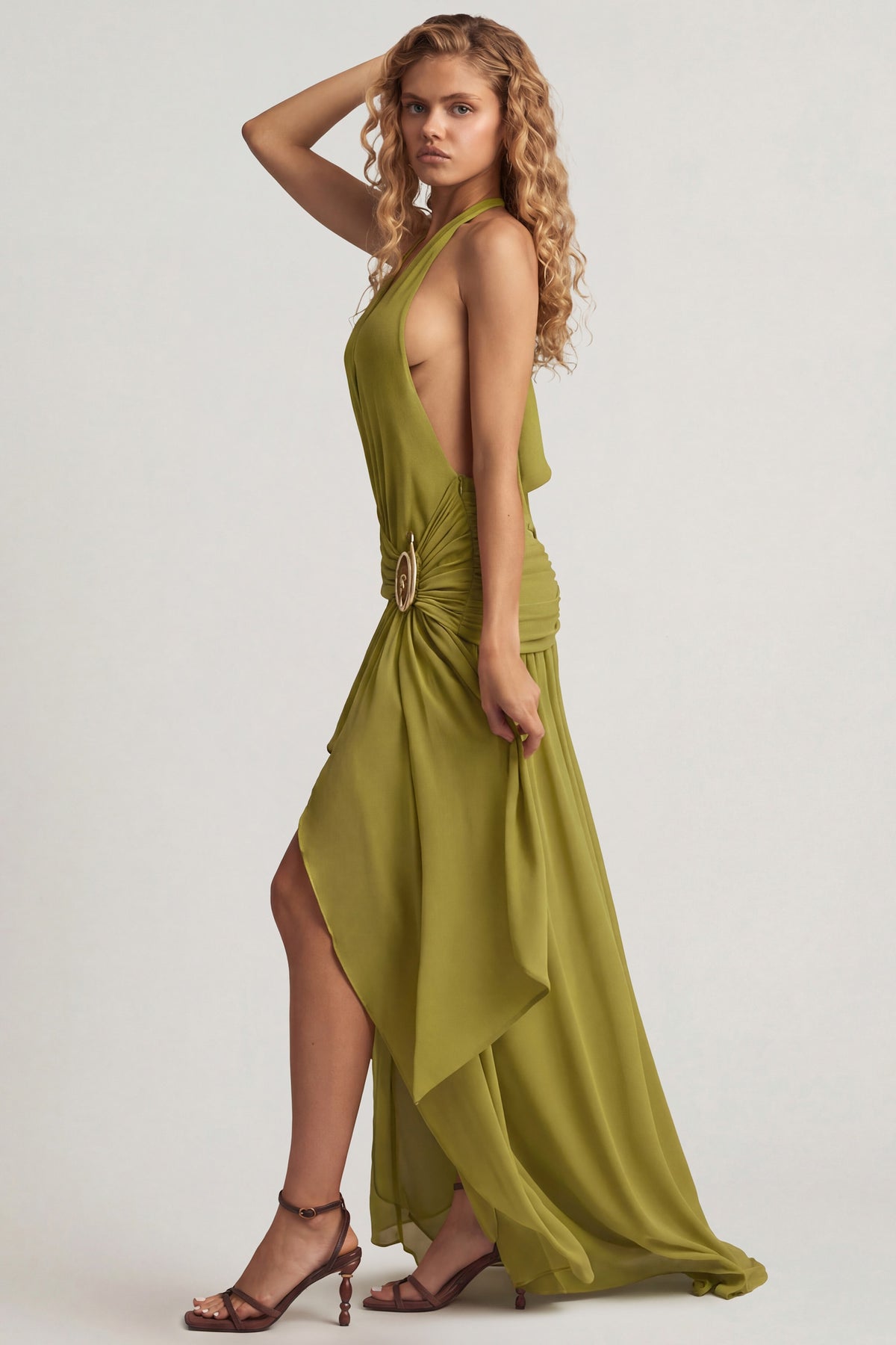 ⁣⁢Asymmetrisches Neckholder-Maxikleid in Olivgrün⁤⁣
