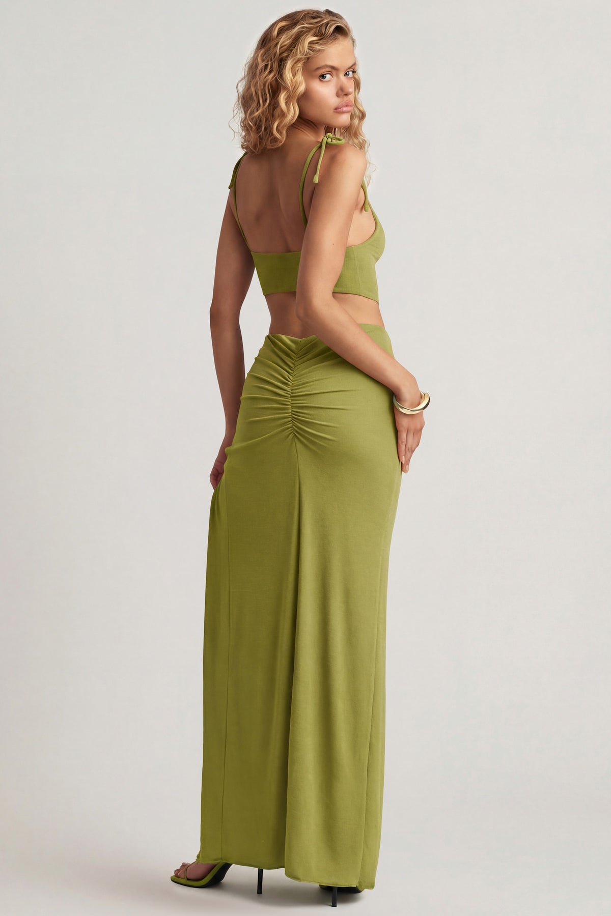 ⁣⁢Asymmetrisches Maxikleid aus strukturiertem Jersey in Olivgrün⁤⁣