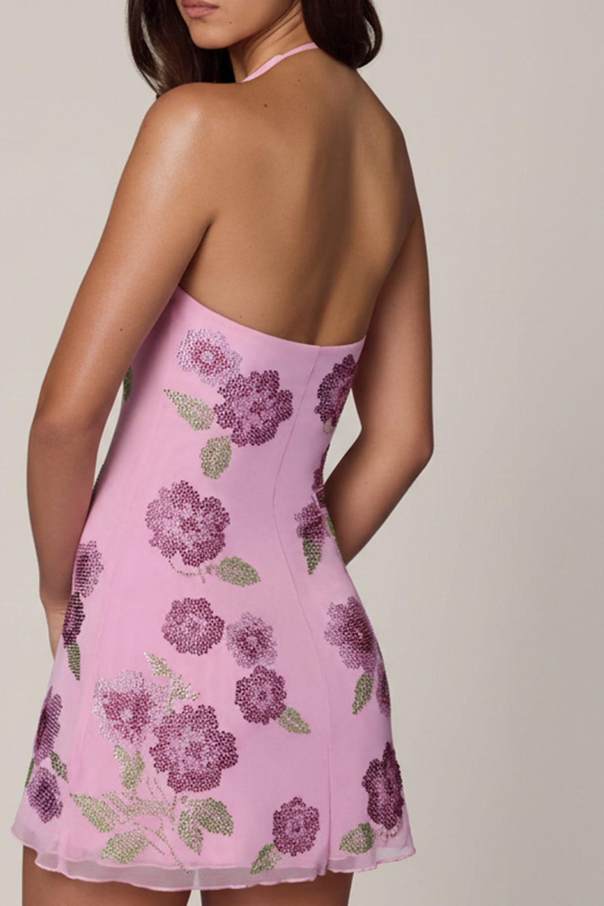 ⁣⁢Verziertes Neckholder-Minikleid in Zartrosa⁤⁣