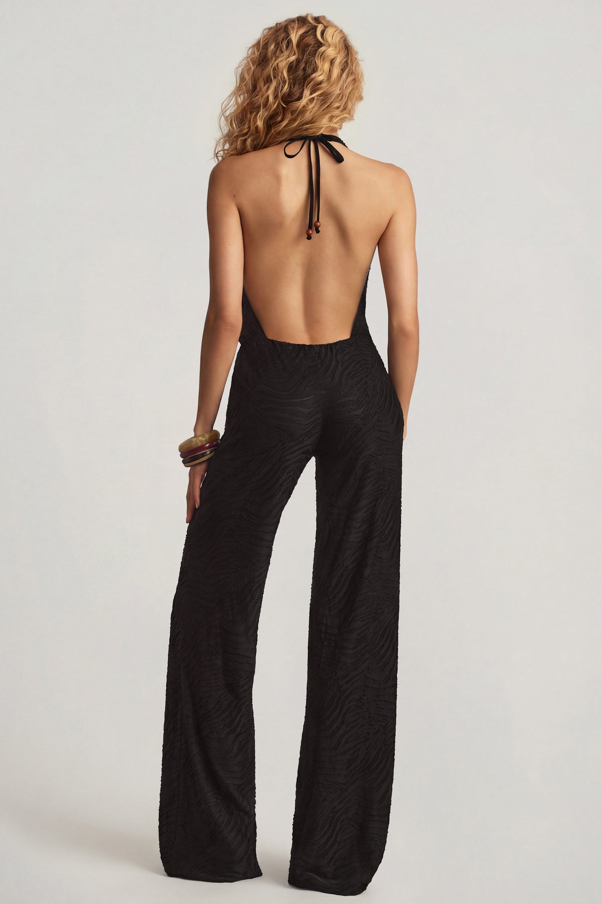⁣⁢Rückenfreier Devoré-Neckholder-Jumpsuit in Schwarz⁤⁣