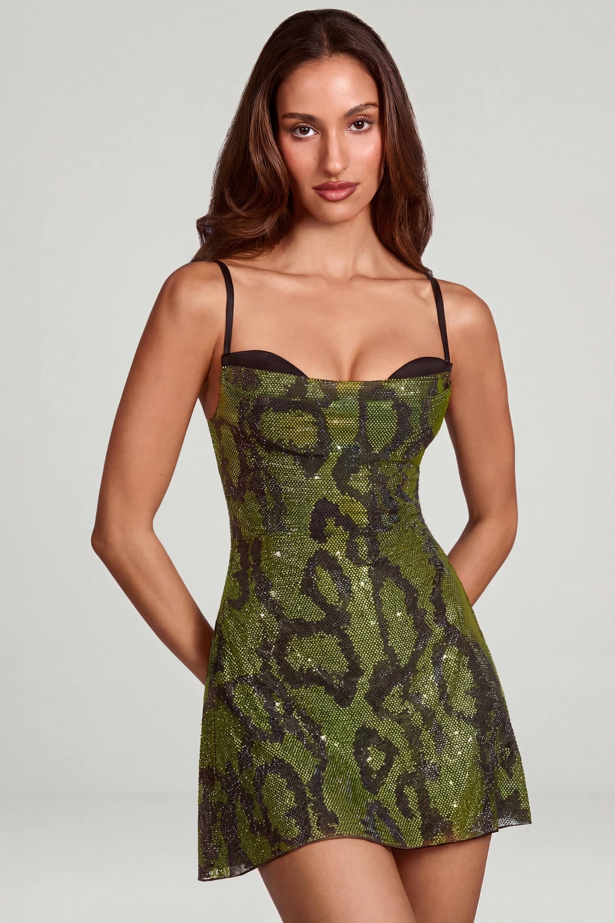 ⁣⁢Verziertes A-Linien-Minikleid mit Wasserfallausschnitt in Schlangenmuster Grün⁤⁣