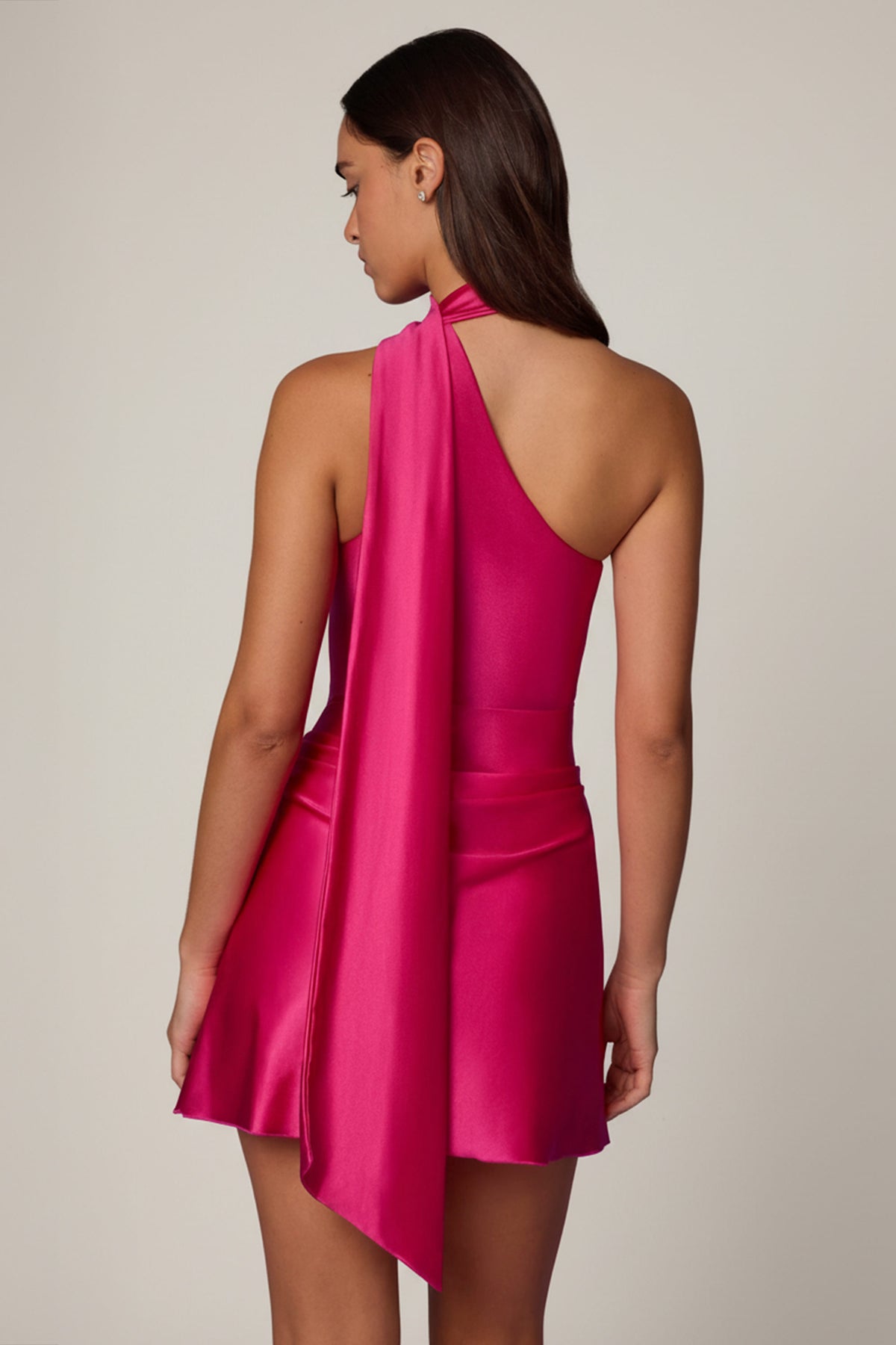 ⁣⁢Asymmetrisches Minikleid mit Schal-Detail in Knallpink⁤⁣