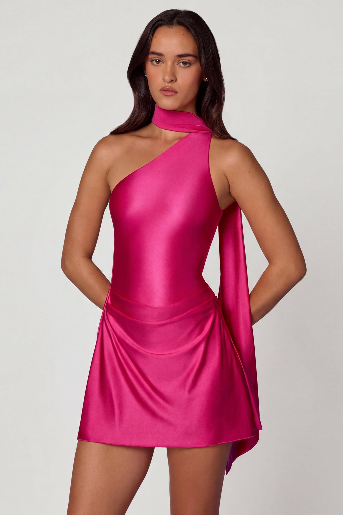 ⁣⁢Asymmetrisches Minikleid mit Schal-Detail in Knallpink⁤⁣