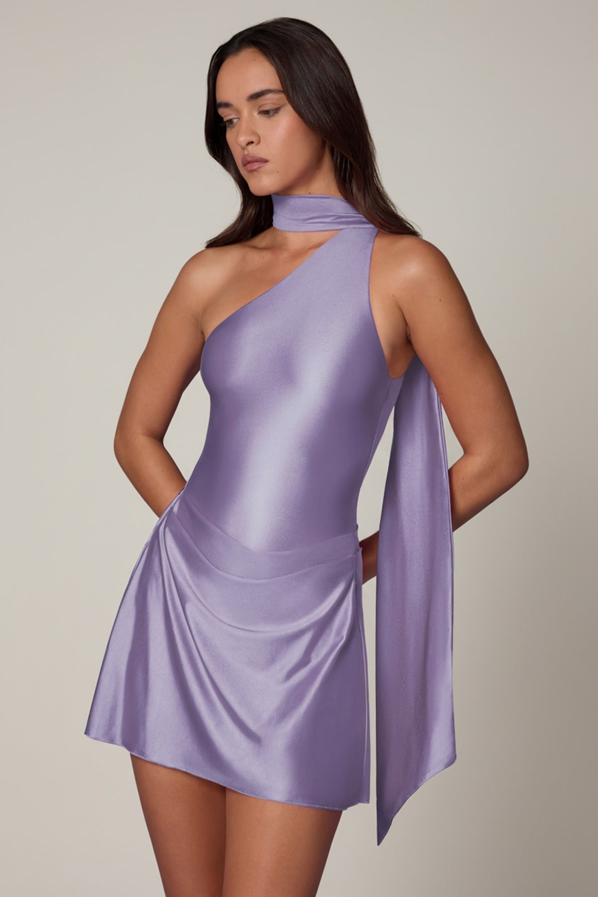 ⁣⁢Asymmetrisches Minikleid mit Schal-Detail in Flieder⁤⁣