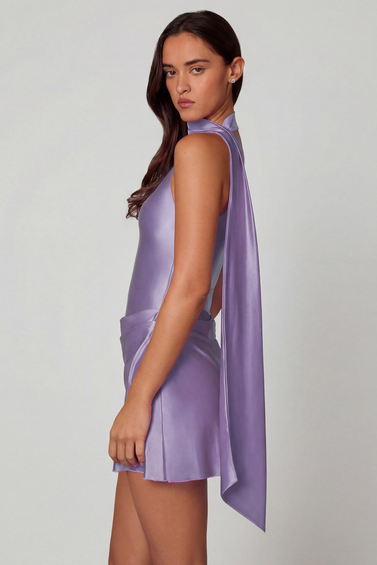 ⁣⁢Asymmetrisches Minikleid mit Schal-Detail in Flieder⁤⁣