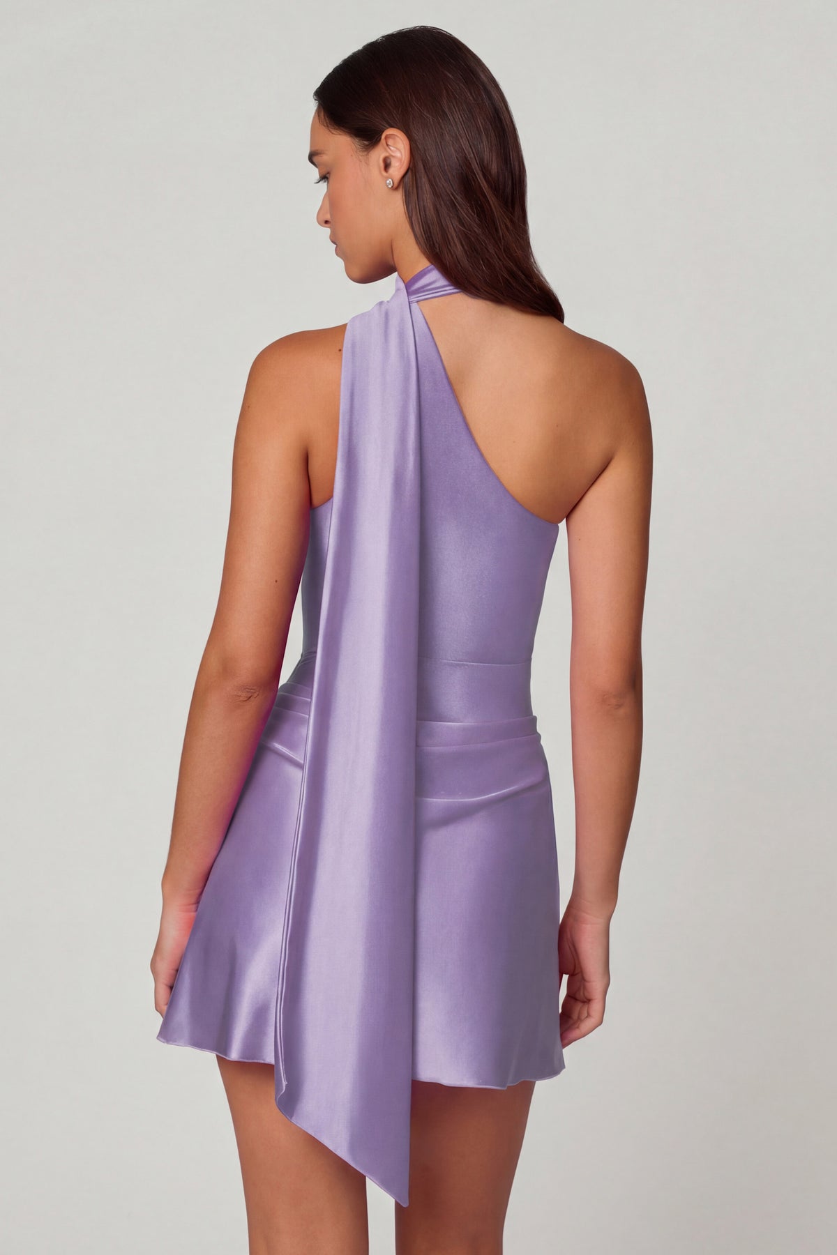⁣⁢Asymmetrisches Minikleid mit Schal-Detail in Flieder⁤⁣