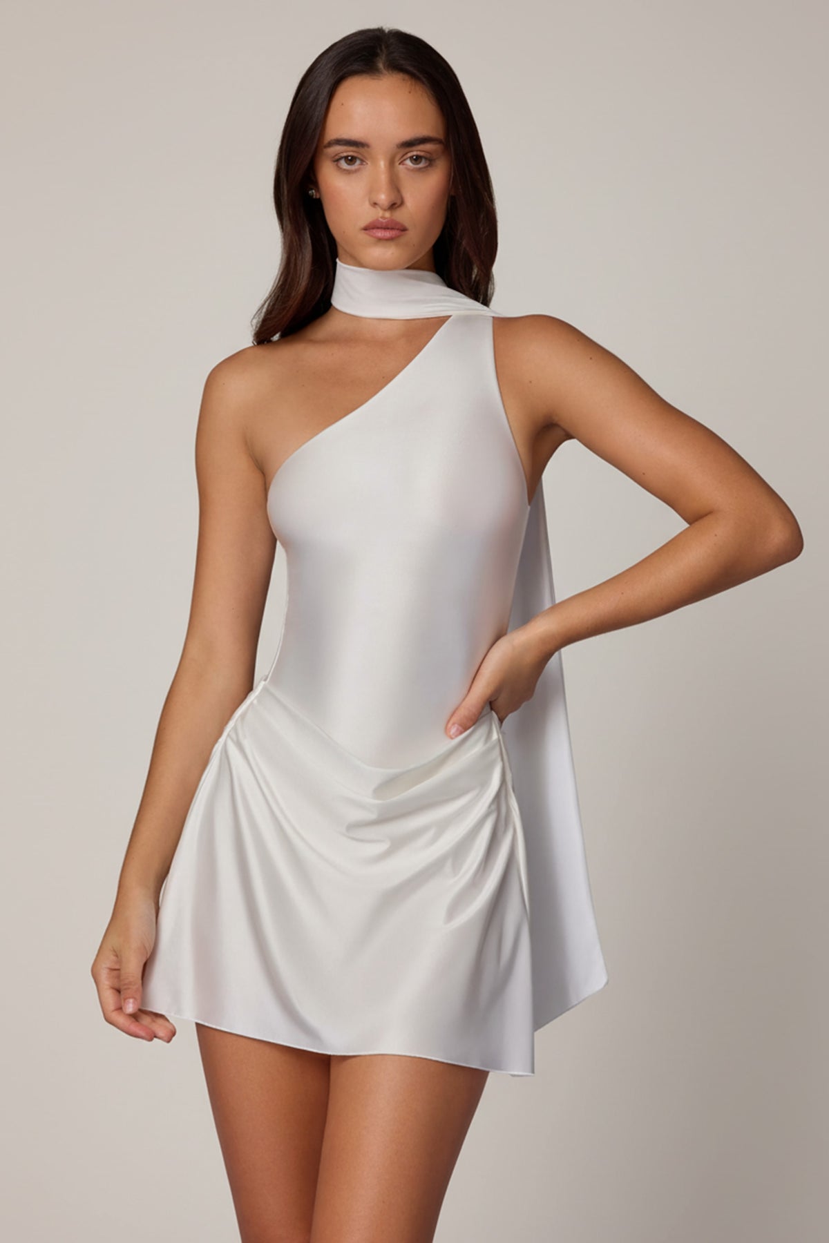 ⁣⁢Asymmetrisches Minikleid mit Schal-Detail in Snow⁤⁣