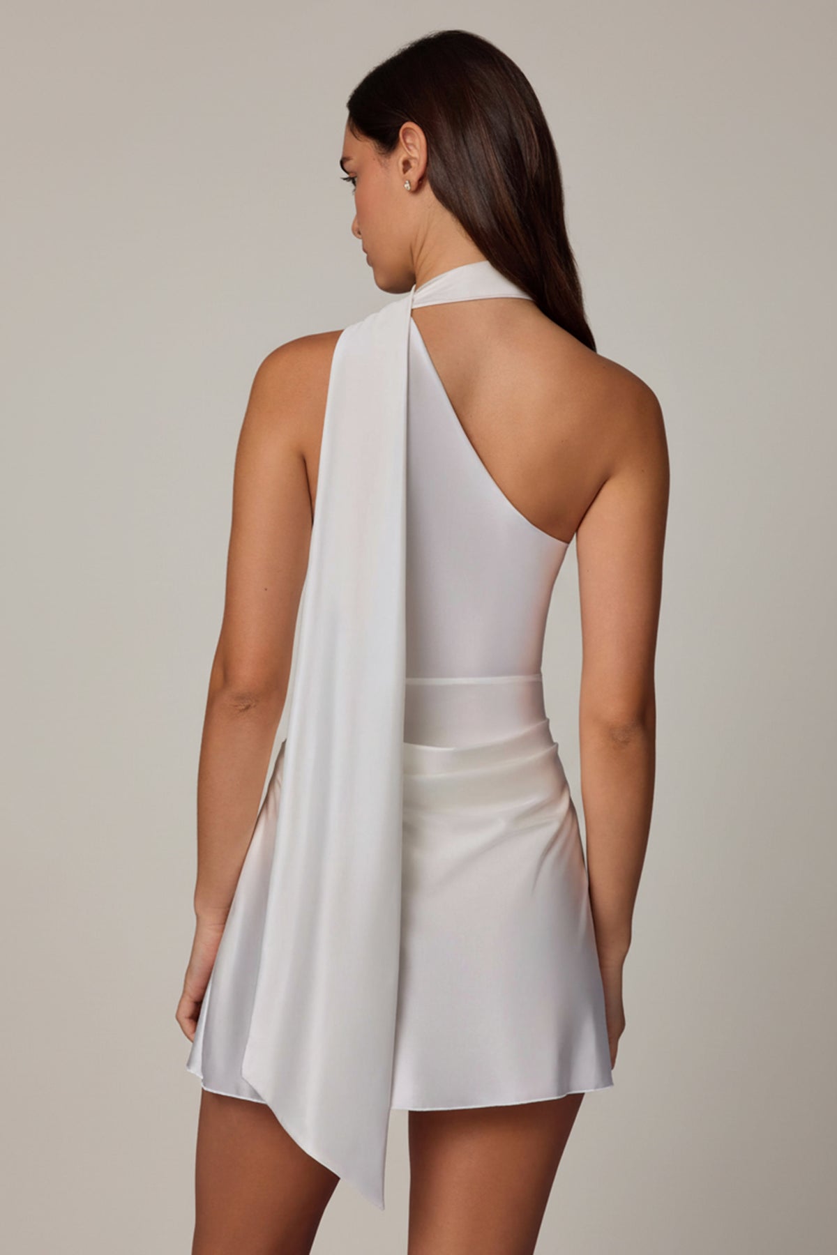 ⁣⁢Asymmetrisches Minikleid mit Schal-Detail in Snow⁤⁣