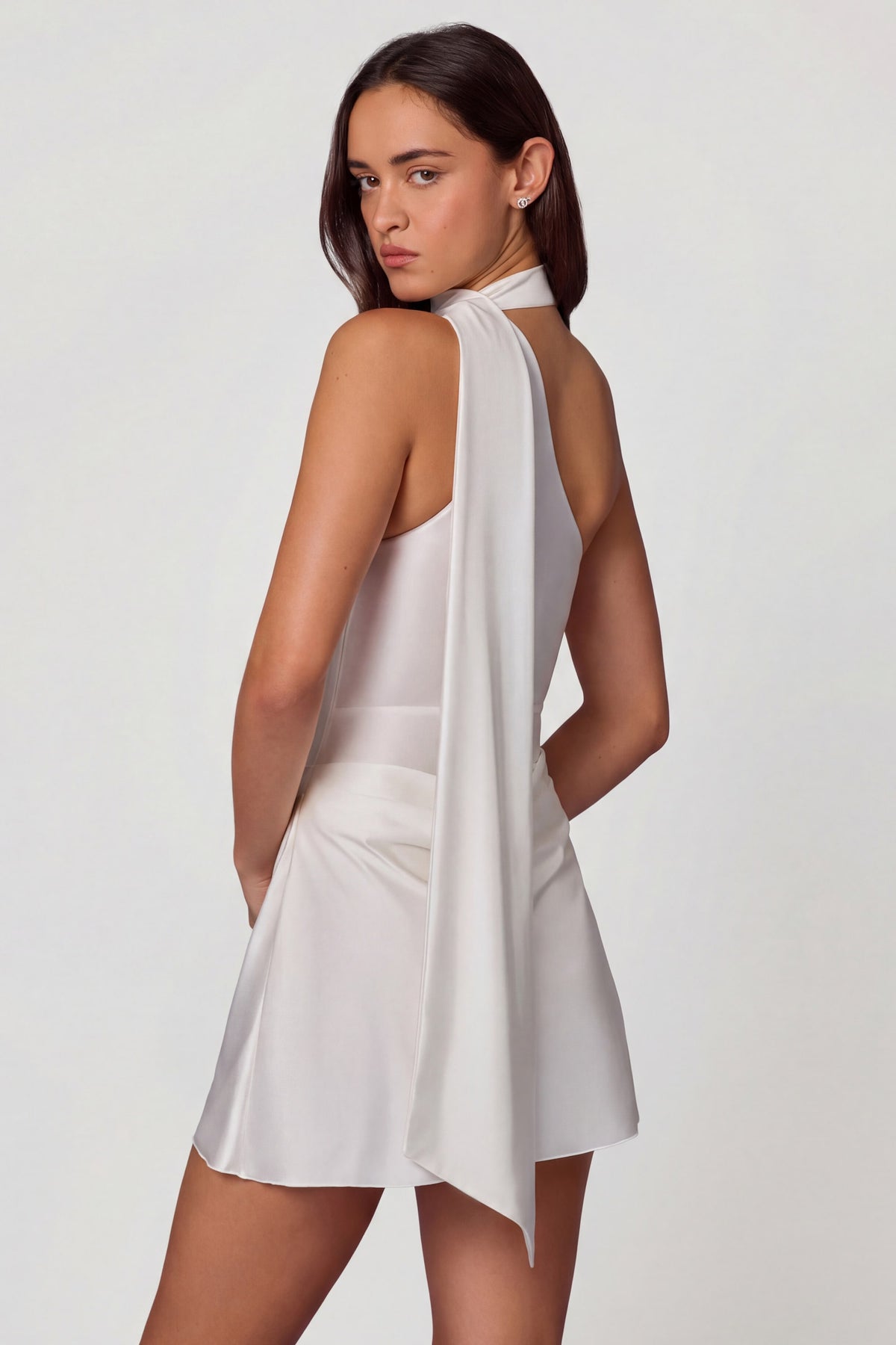 ⁣⁢Asymmetrisches Minikleid mit Schal-Detail in Snow⁤⁣