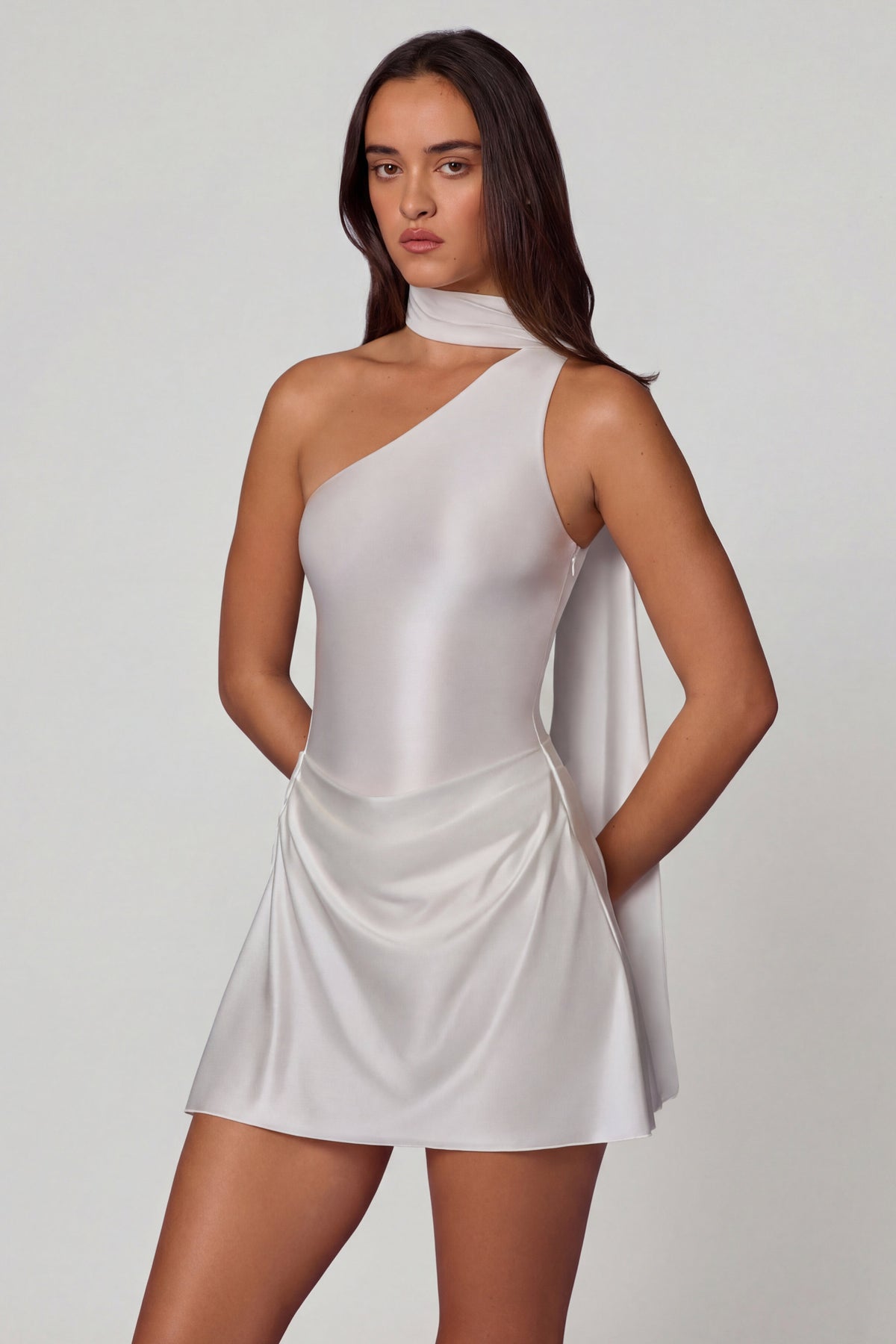 ⁣⁢Asymmetrisches Minikleid mit Schal-Detail in Snow⁤⁣