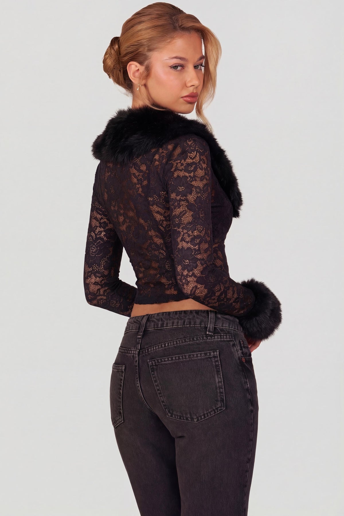 ⁣⁢Transparenter Spitzen-Cardigan mit Kunstfellbesatz in Schwarz⁤⁣