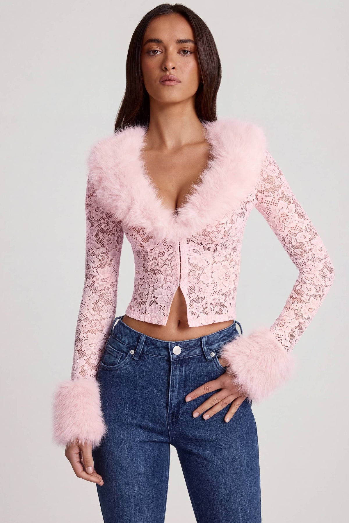 ⁣⁢Strickjacke aus transparenter Spitze mit Kunstpelzbesatz in Pink⁤⁣