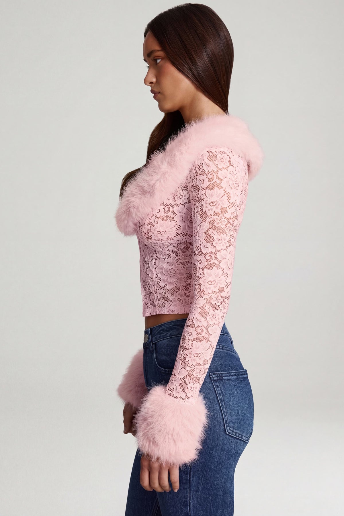 ⁣⁢Strickjacke aus transparenter Spitze mit Kunstpelzbesatz in Pink⁤⁣