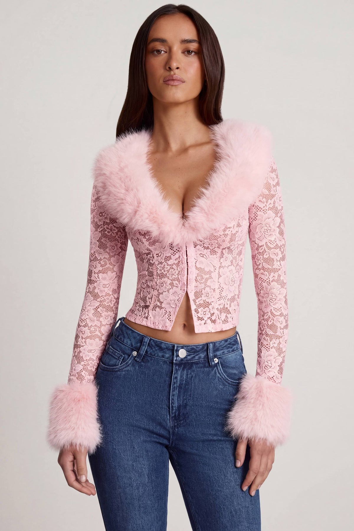 ⁣⁢Strickjacke aus transparenter Spitze mit Kunstpelzbesatz in Pink⁤⁣