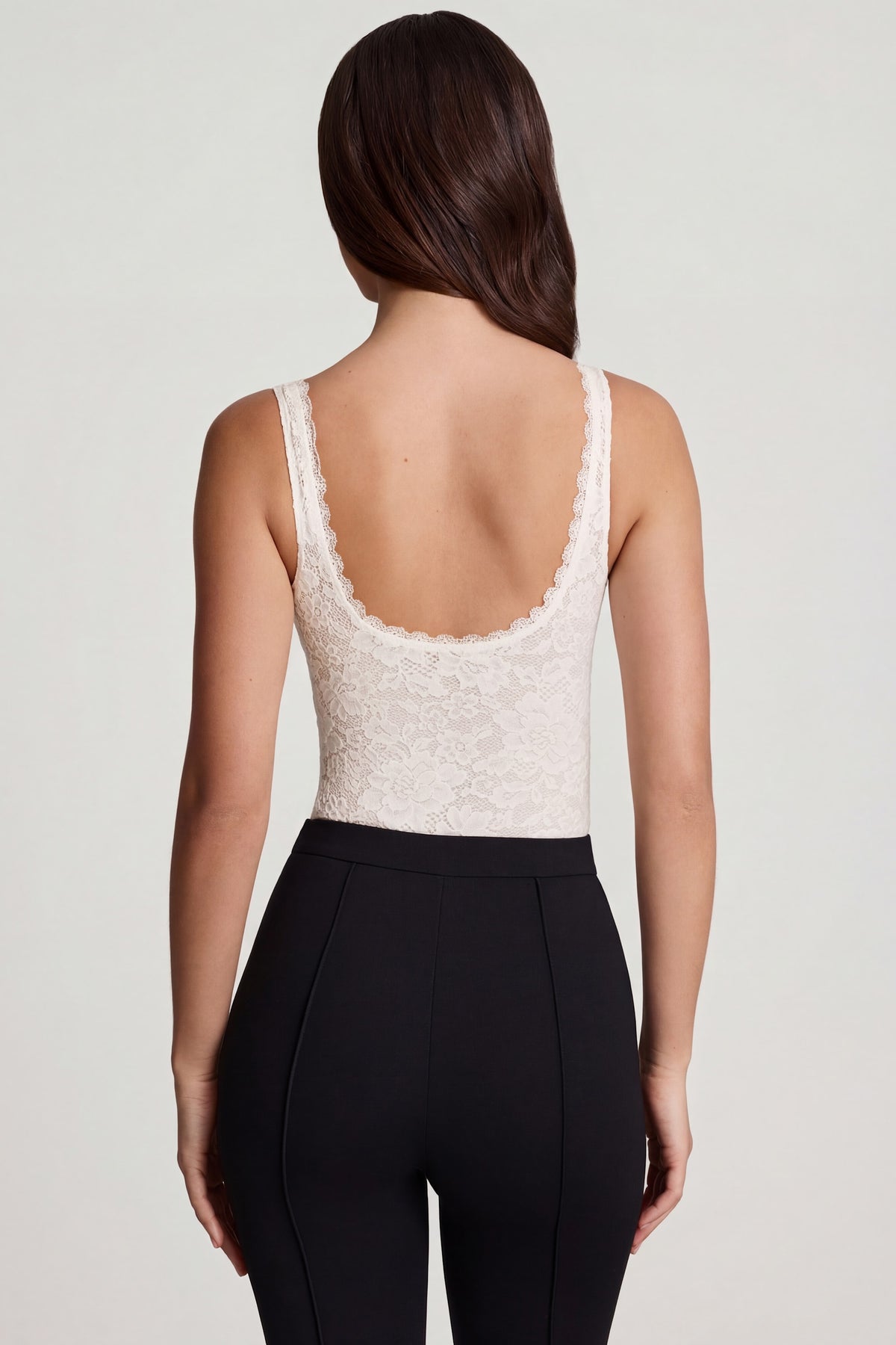 ⁣⁢Transparenter Body aus Spitze mit gewelltem Ausschnitt in Weiß⁤⁣
