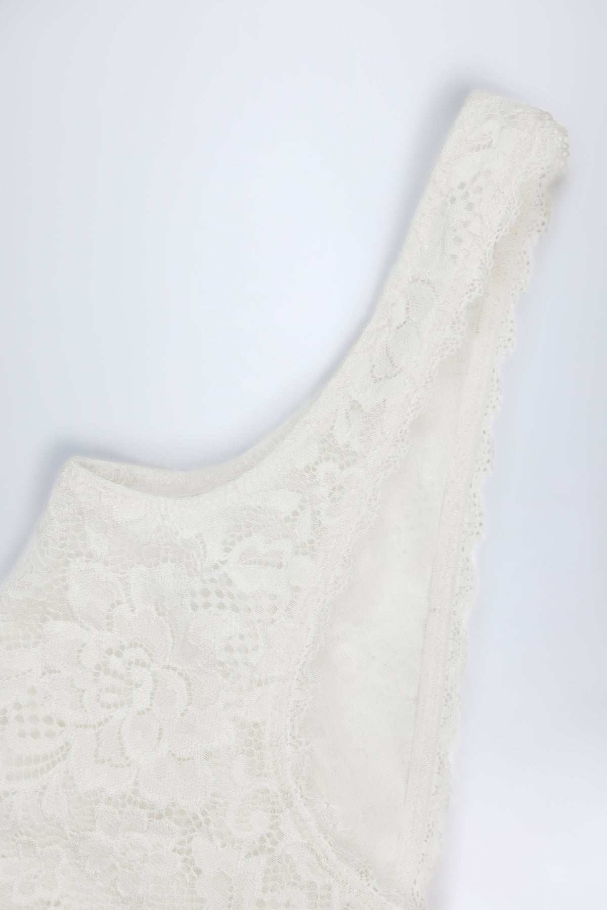 ⁣⁢Transparenter Body aus Spitze mit gewelltem Ausschnitt in Weiß⁤⁣