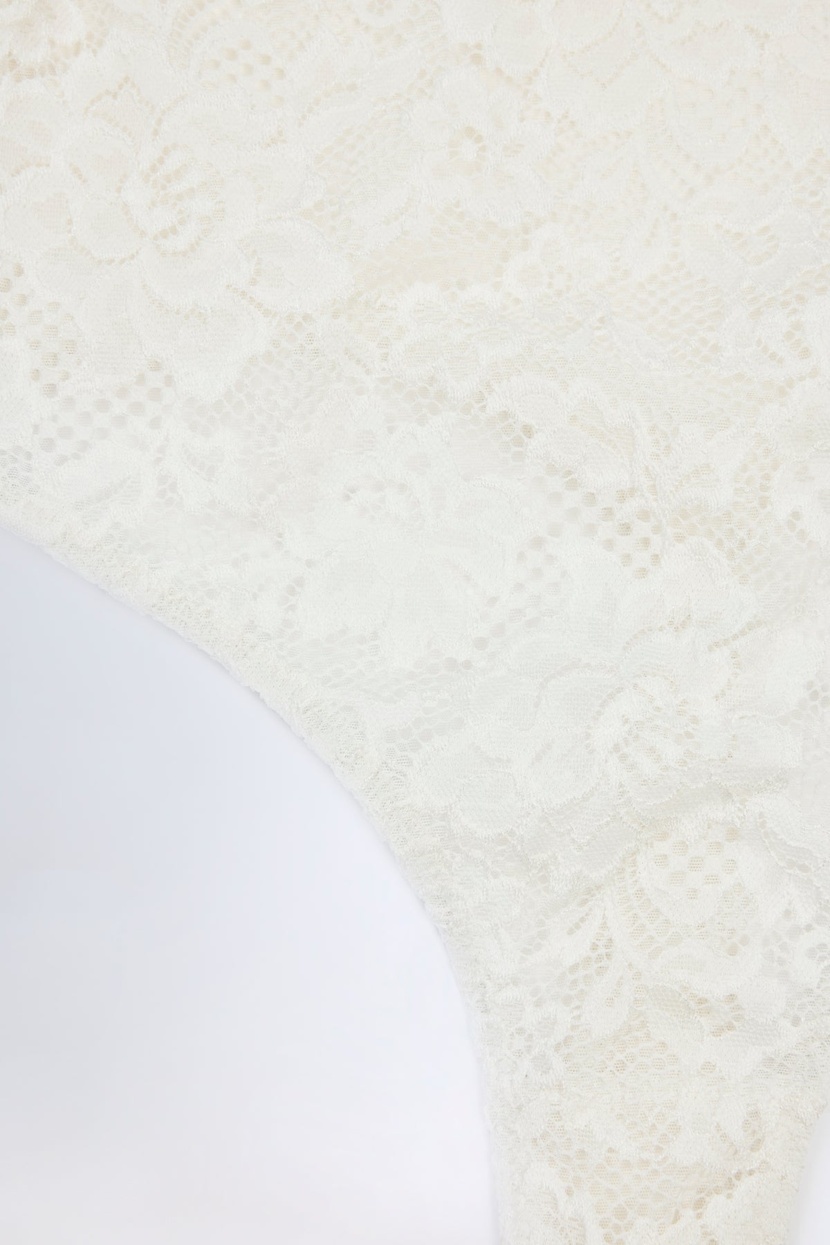 ⁣⁢Transparenter Body aus Spitze mit gewelltem Ausschnitt in Weiß⁤⁣