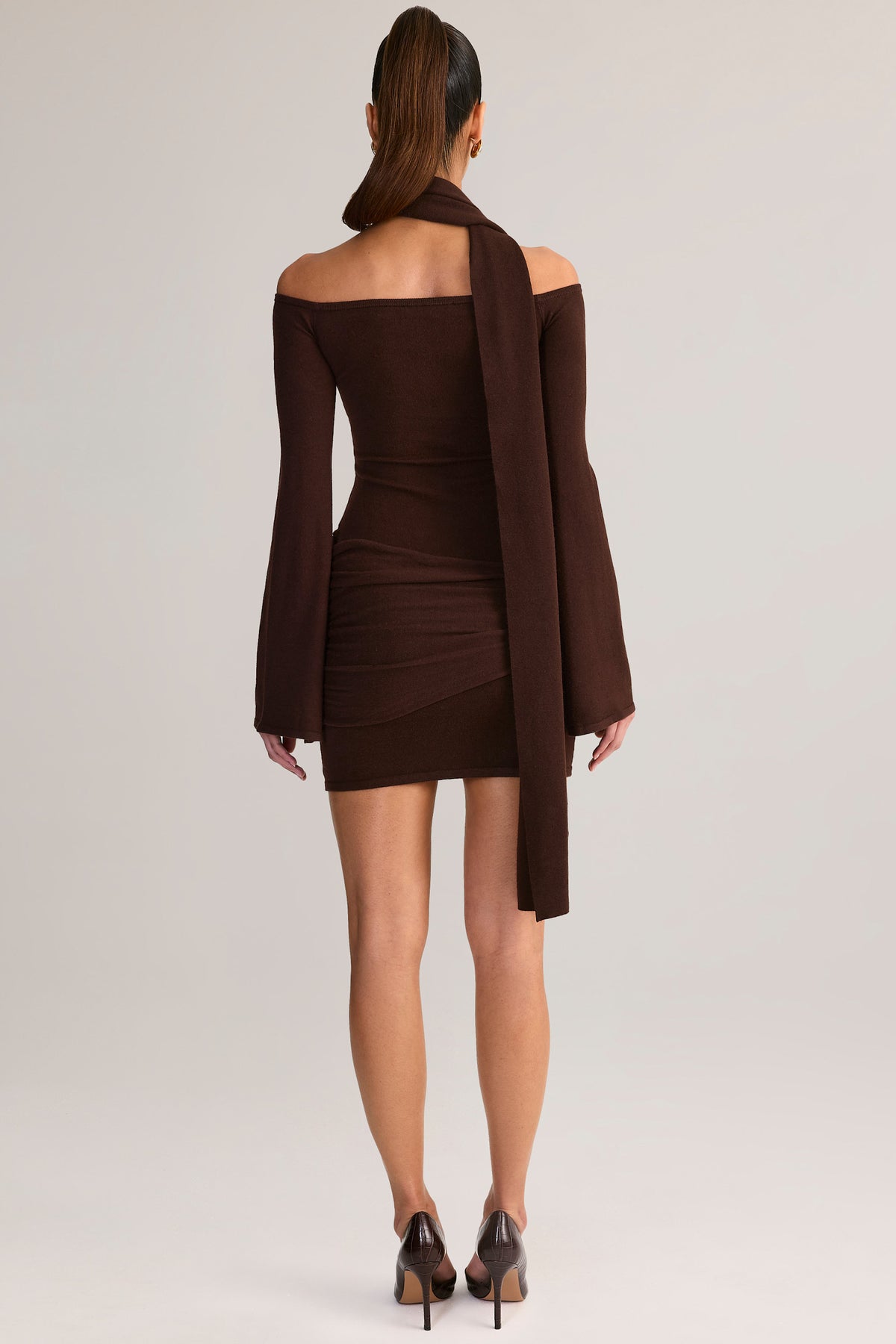 ⁣⁢Strick-Schal-Detail Off-Shoulder-Minikleid in Schokoladenbraun⁤⁣
