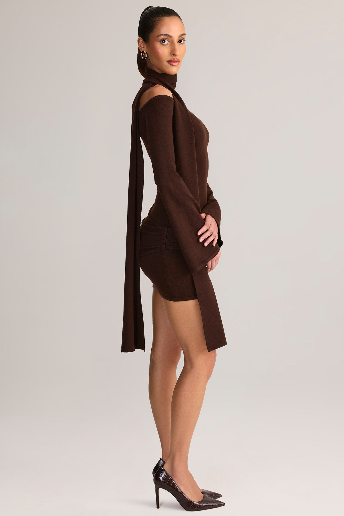 ⁣⁢Strick-Schal-Detail Off-Shoulder-Minikleid in Schokoladenbraun⁤⁣