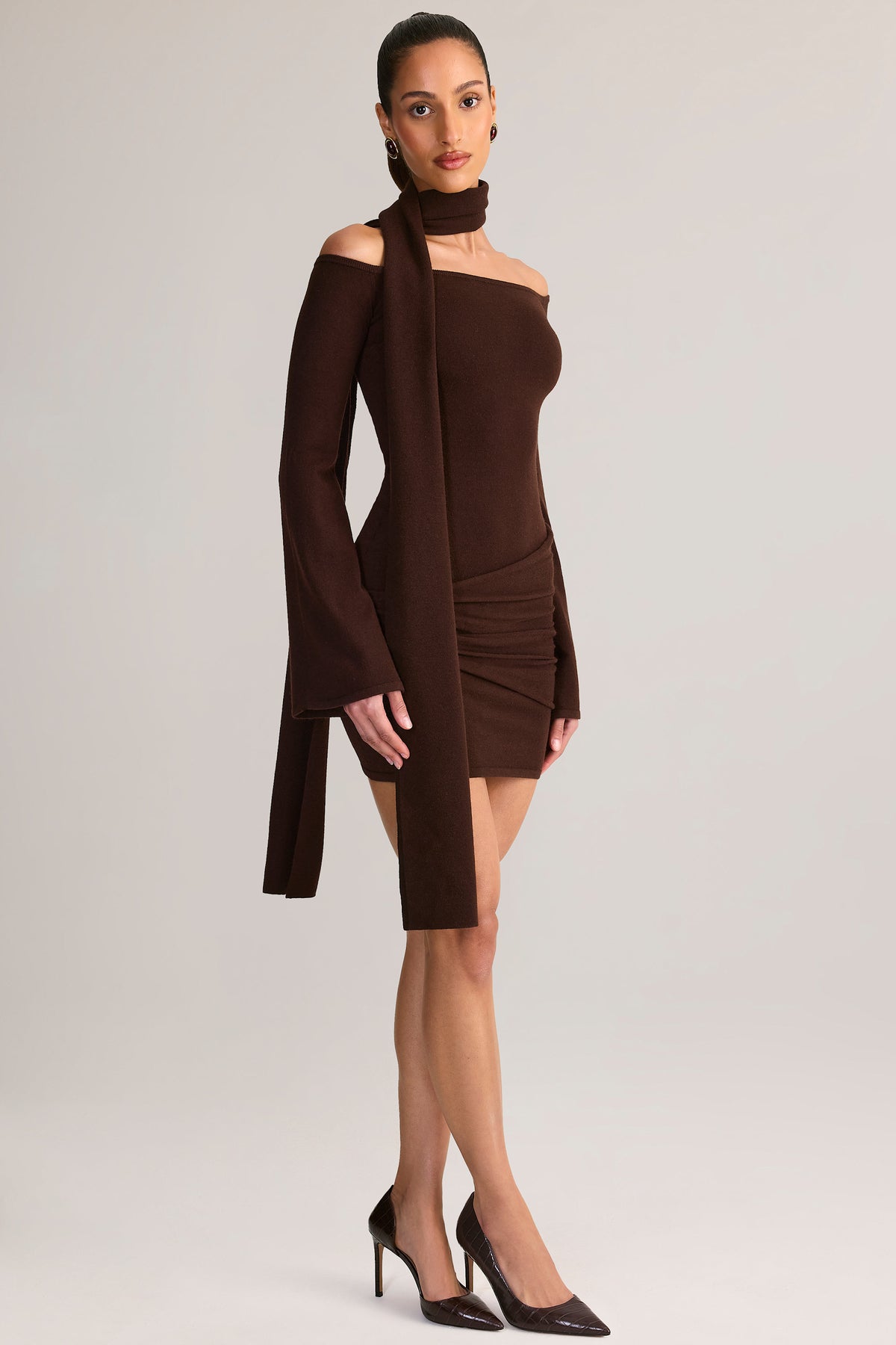⁣⁢Strick-Schal-Detail Off-Shoulder-Minikleid in Schokoladenbraun⁤⁣