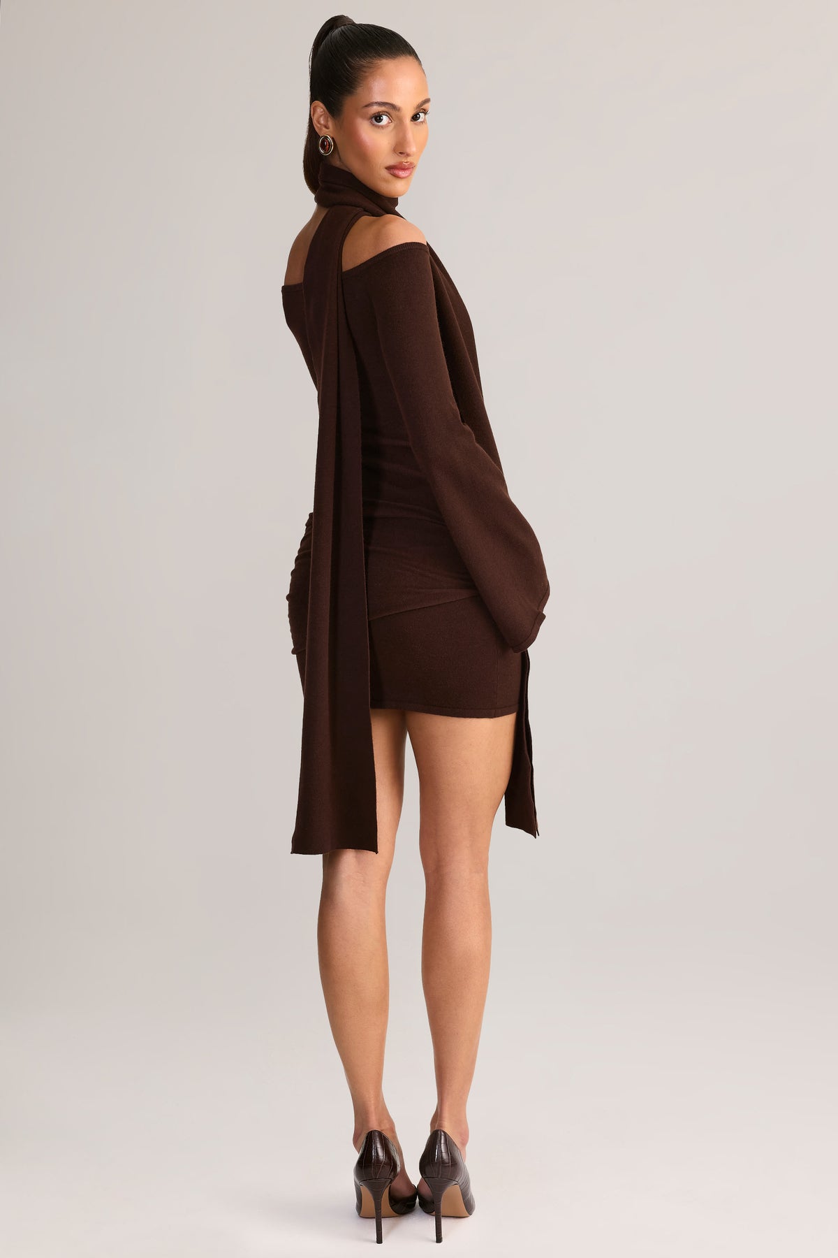 ⁣⁢Strick-Schal-Detail Off-Shoulder-Minikleid in Schokoladenbraun⁤⁣