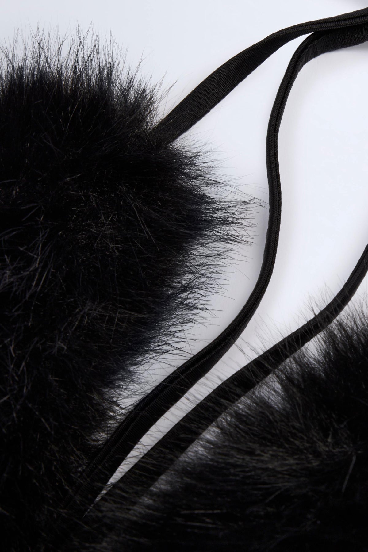 ⁣⁢Faux Fur Triangle Bralette in Schwarz⁤⁣