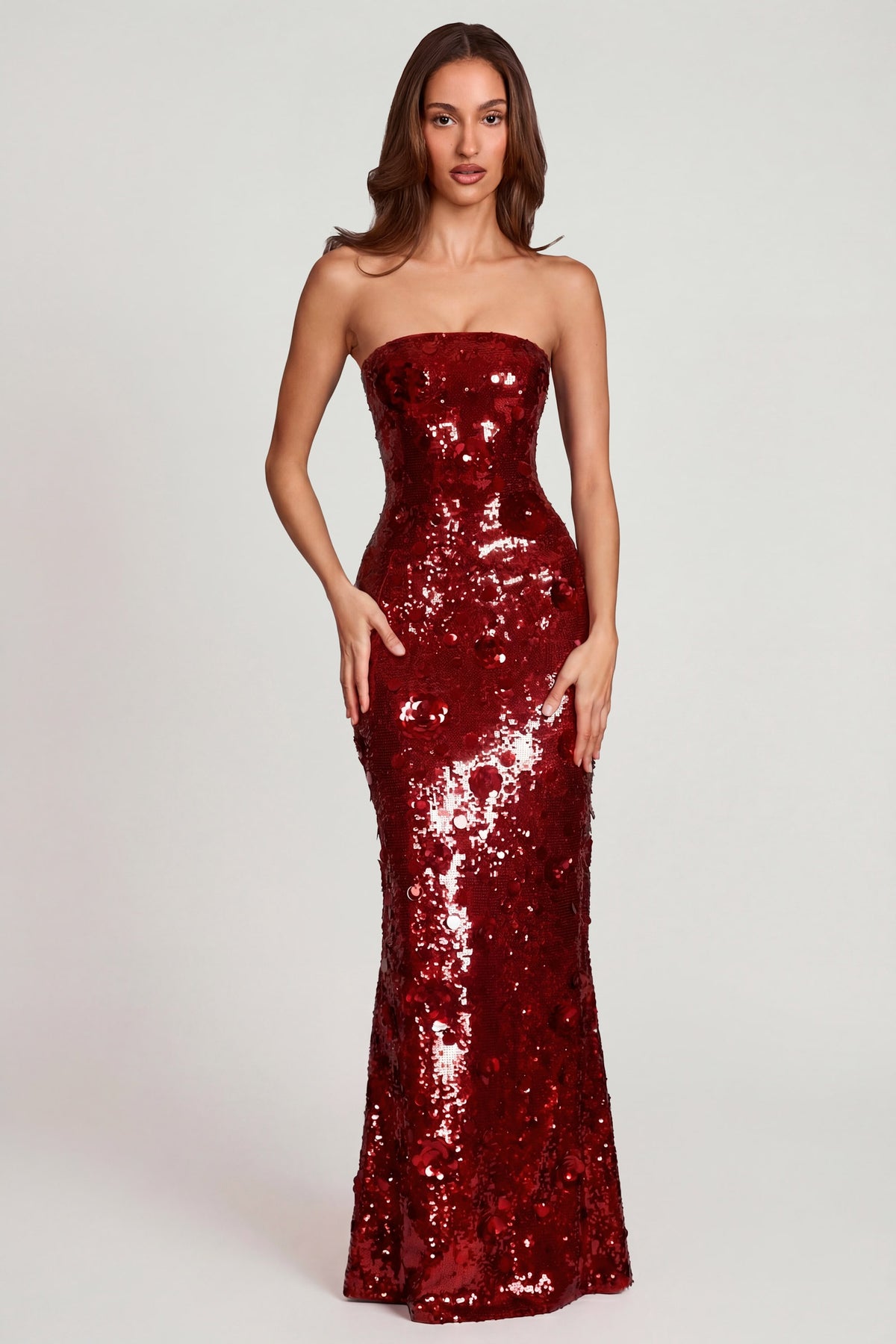 ⁣⁢3D-verziertes Bandeau-Maxikleid mit Pailletten in Weinrot mit Blumenmuster⁤⁣