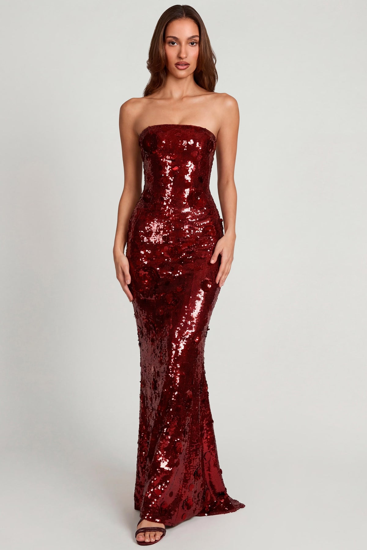 ⁣⁢3D-verziertes Bandeau-Maxikleid mit Pailletten in Weinrot mit Blumenmuster⁤⁣