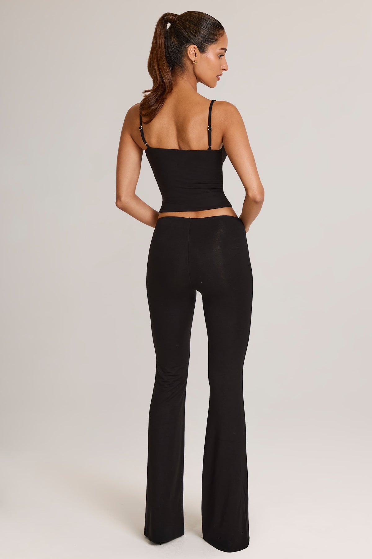 ⁣⁢Mid-Waist-Modal-Schlaghose in Schwarz⁤⁣