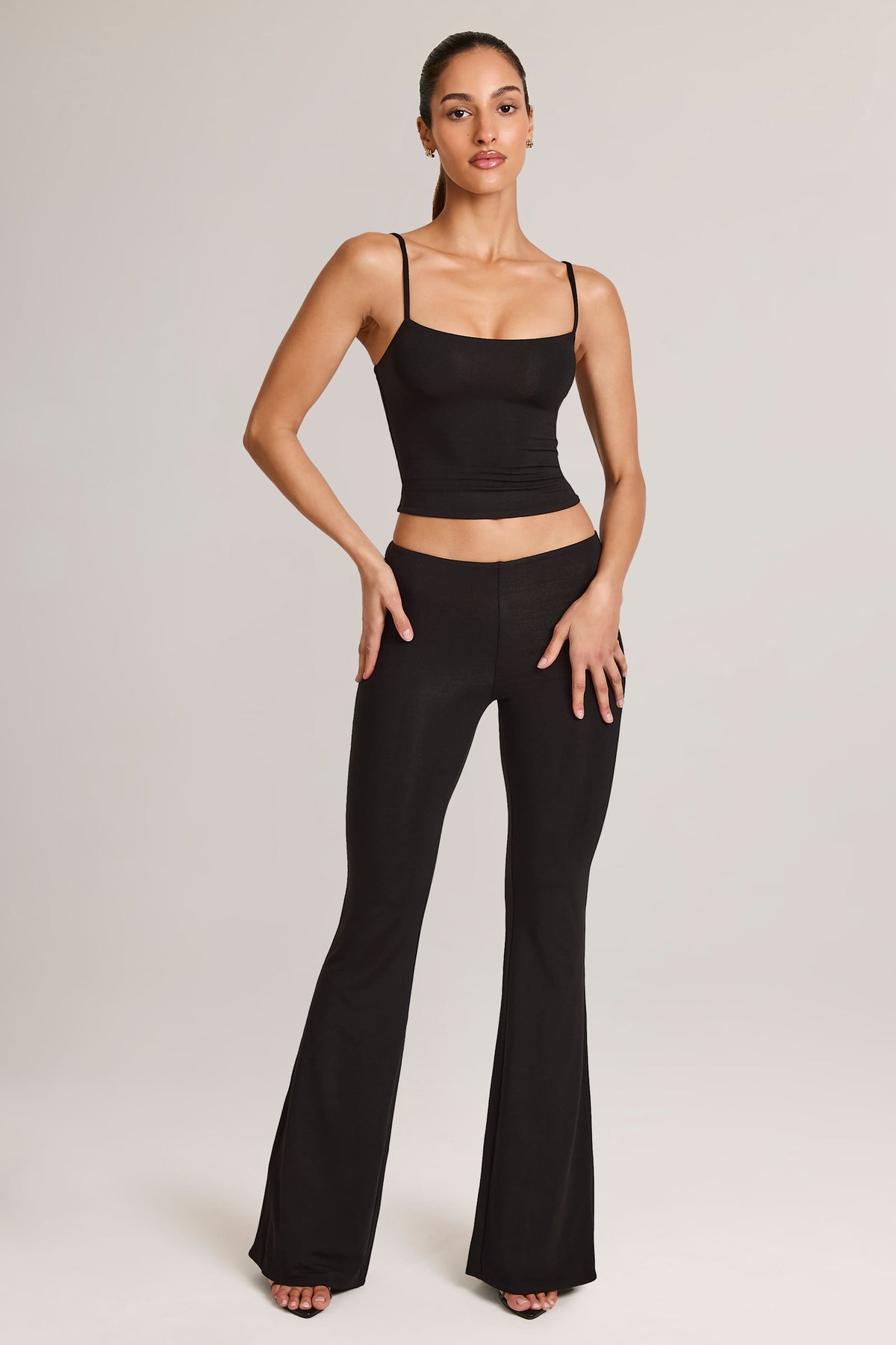 ⁣⁢Mid-Waist-Modal-Schlaghose in Schwarz⁤⁣