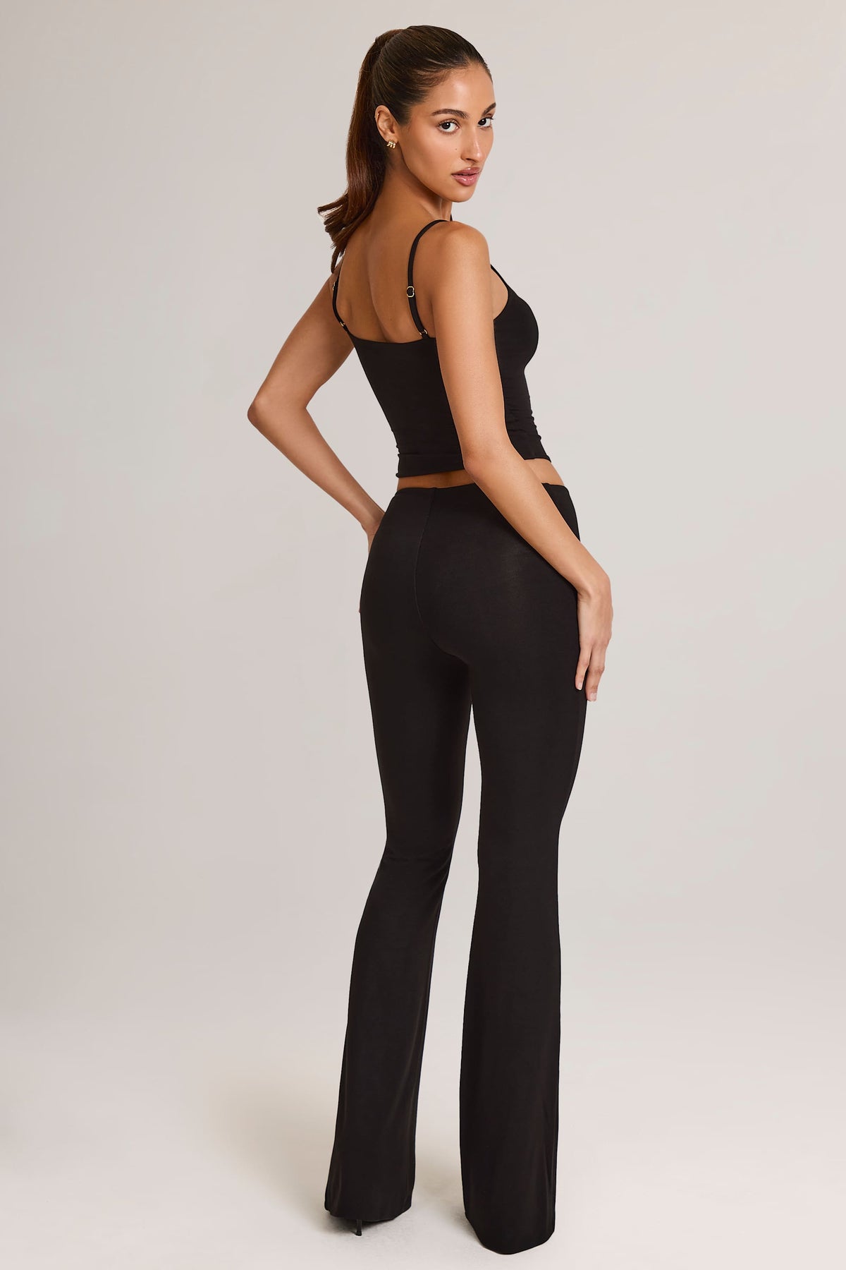 ⁣⁢Mid-Waist-Modal-Schlaghose in Schwarz⁤⁣