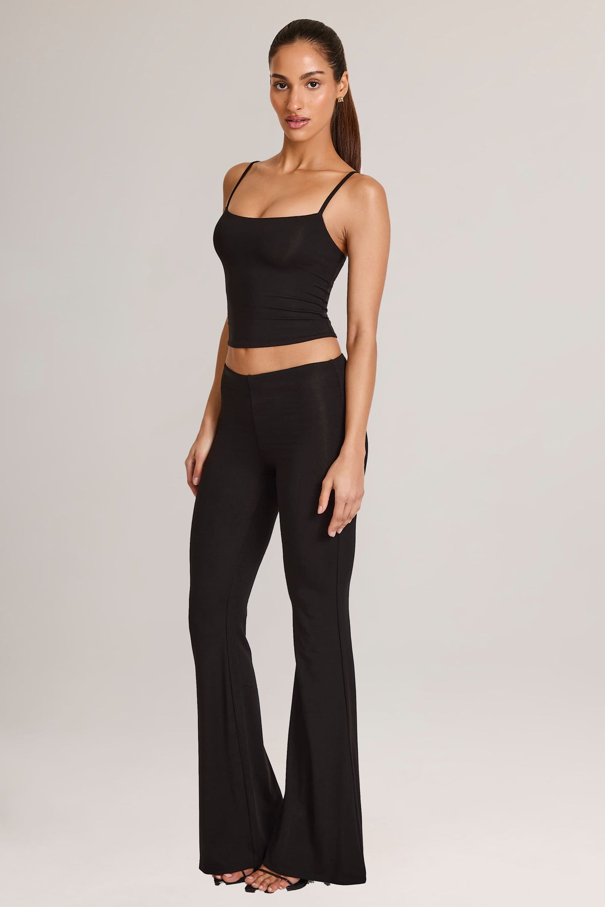 ⁣⁢Mid-Waist-Modal-Schlaghose in Schwarz⁤⁣
