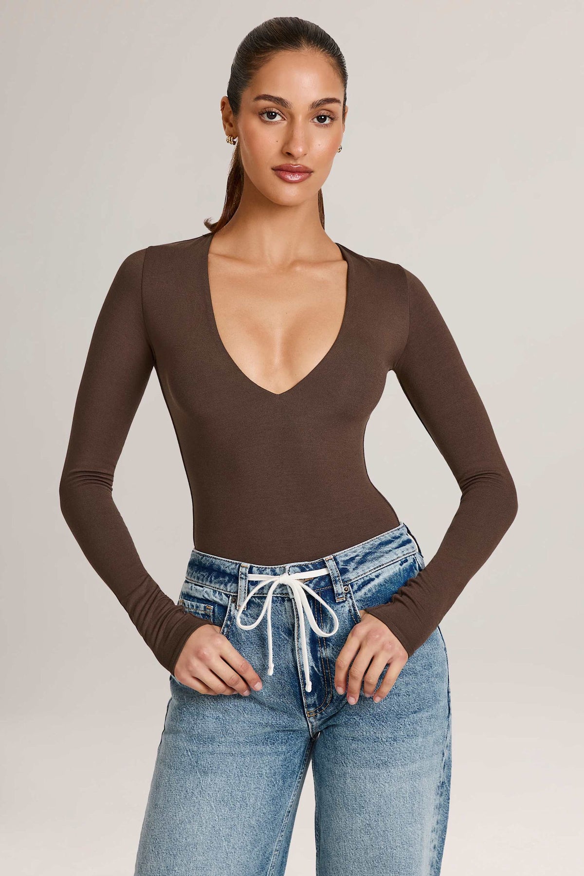⁣⁢Bodysuit mit langen Ärmeln und tiefem Ausschnitt aus Modal in Schokoladenbraun⁤⁣