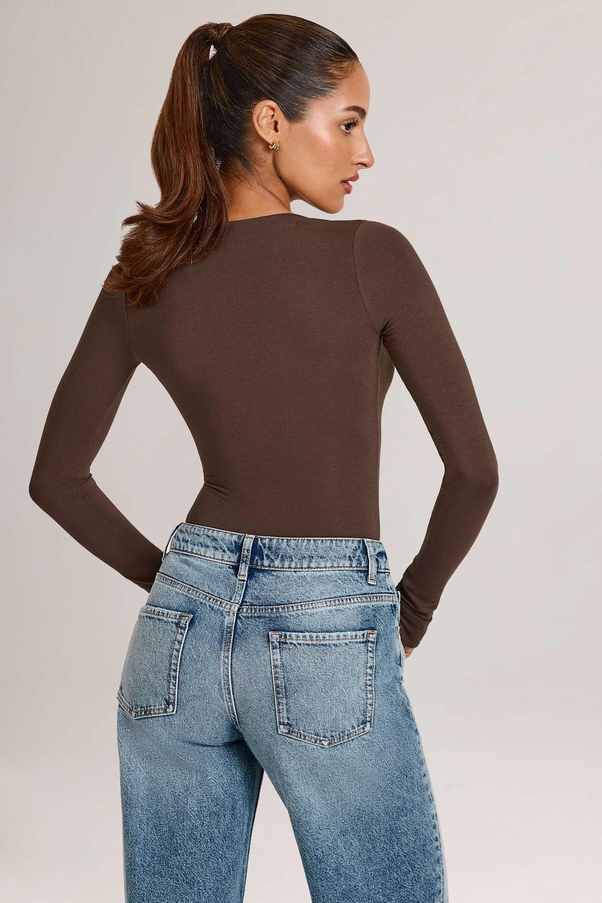 ⁣⁢Bodysuit mit langen Ärmeln und tiefem Ausschnitt aus Modal in Schokoladenbraun⁤⁣ - 2