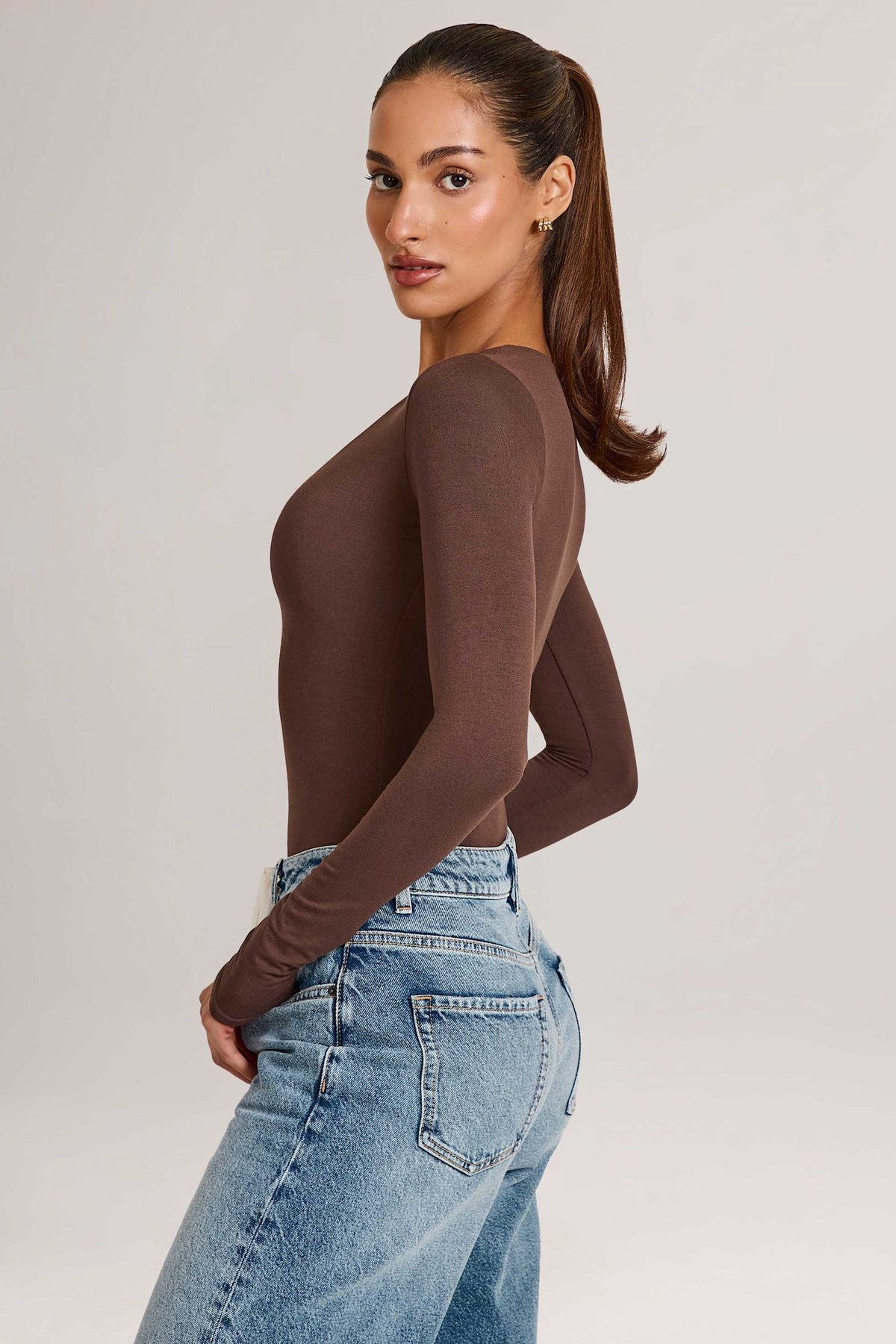 ⁣⁢Bodysuit mit langen Ärmeln und tiefem Ausschnitt aus Modal in Schokoladenbraun⁤⁣