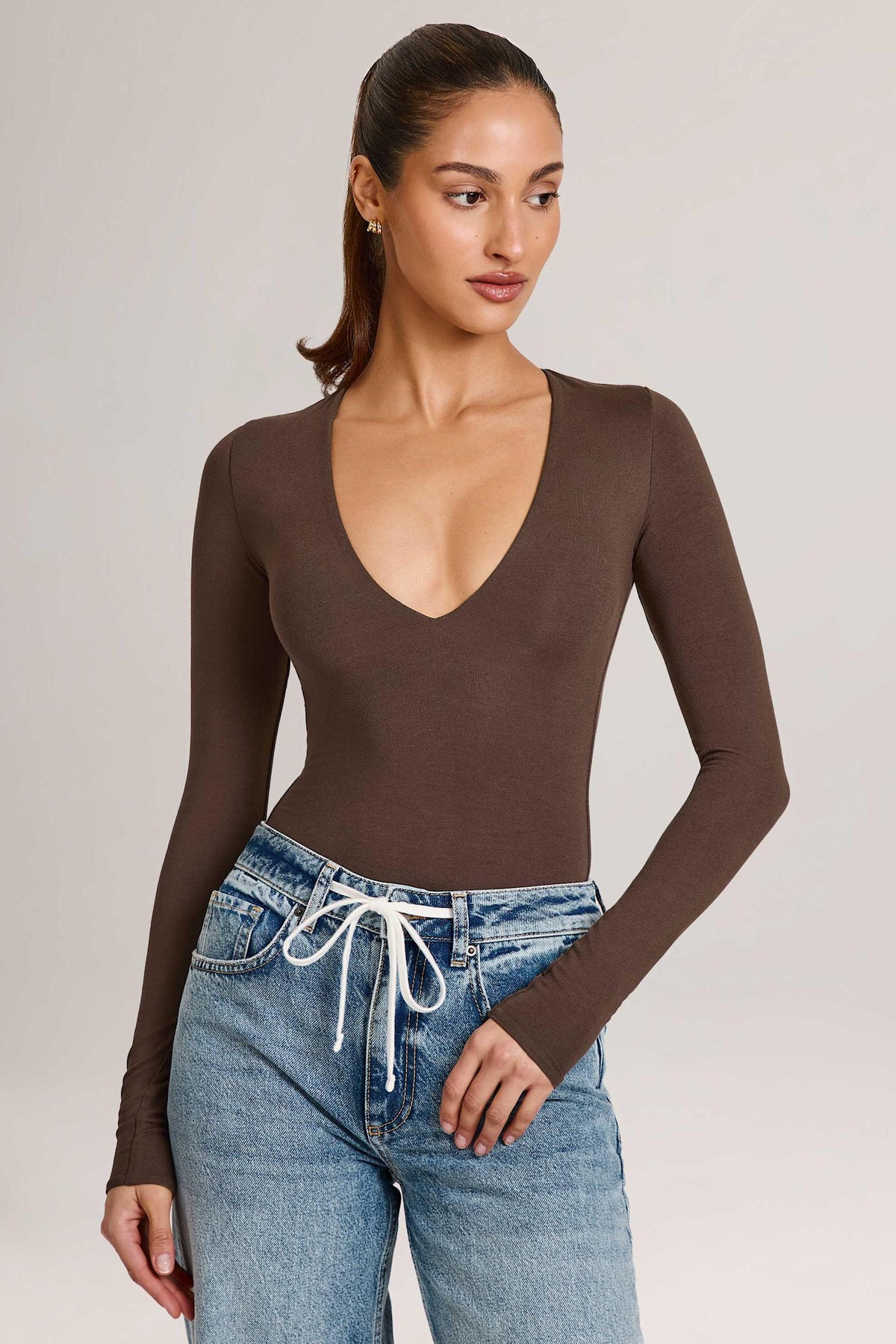 ⁣⁢Bodysuit mit langen Ärmeln und tiefem Ausschnitt aus Modal in Schokoladenbraun⁤⁣