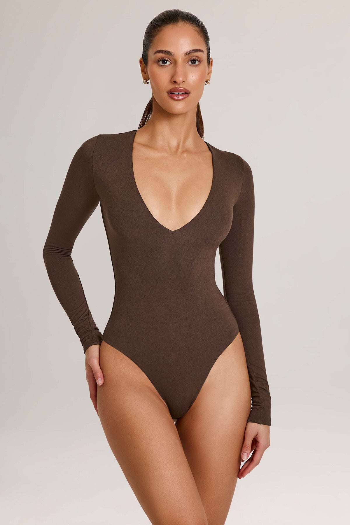 ⁣⁢Bodysuit mit langen Ärmeln und tiefem Ausschnitt aus Modal in Schokoladenbraun⁤⁣