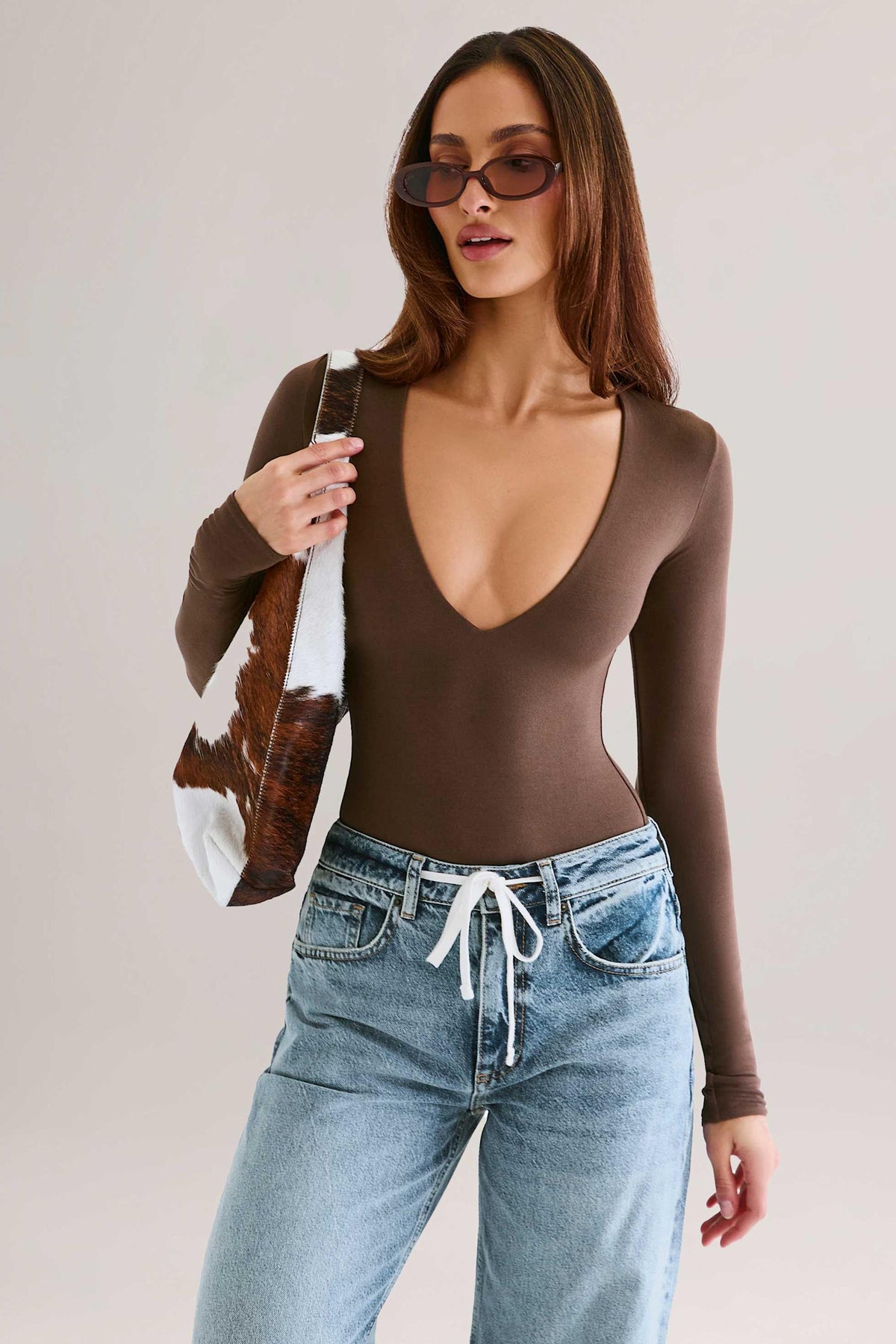 ⁣⁢Bodysuit mit langen Ärmeln und tiefem Ausschnitt aus Modal in Schokoladenbraun⁤⁣ - 1