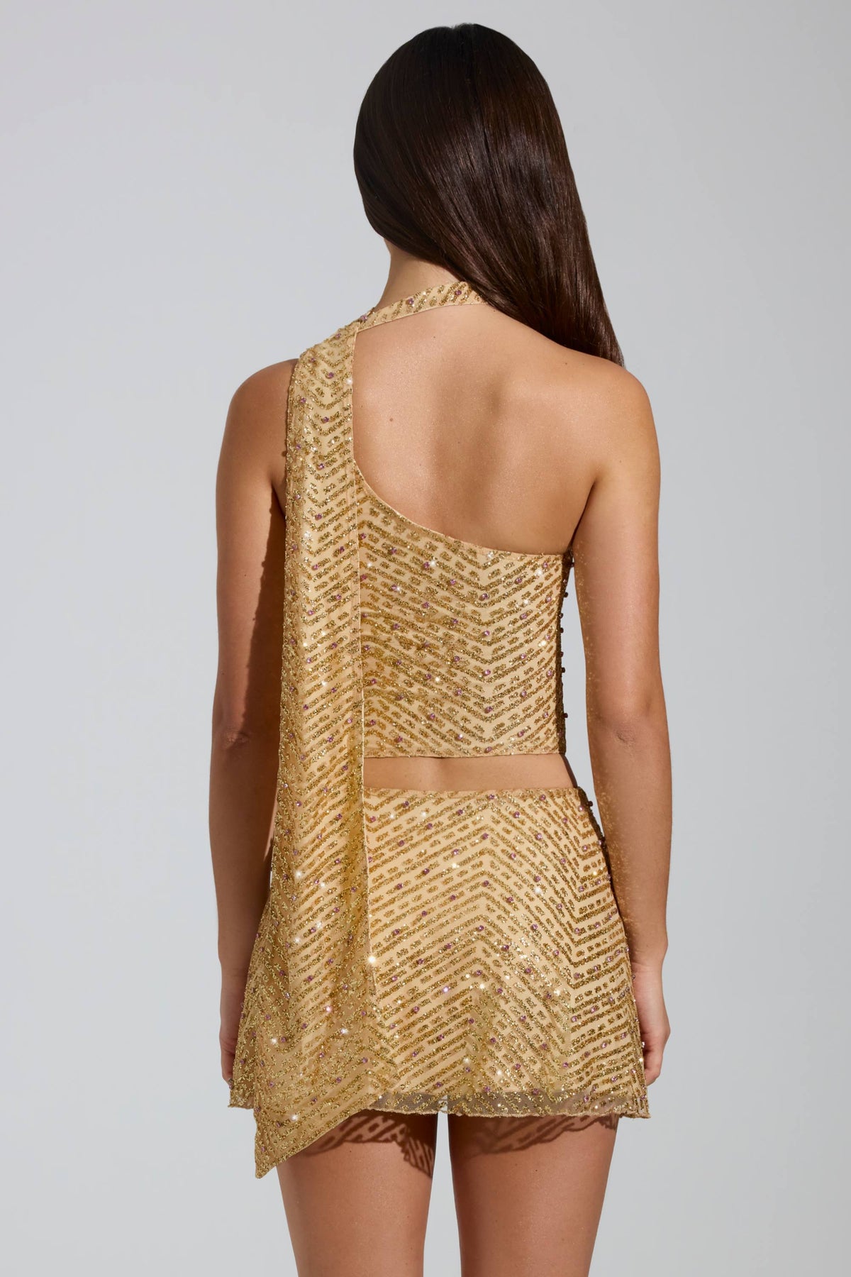 ⁣⁢Verziertes asymmetrisches Top mit Schal-Detail in Gold⁤⁣