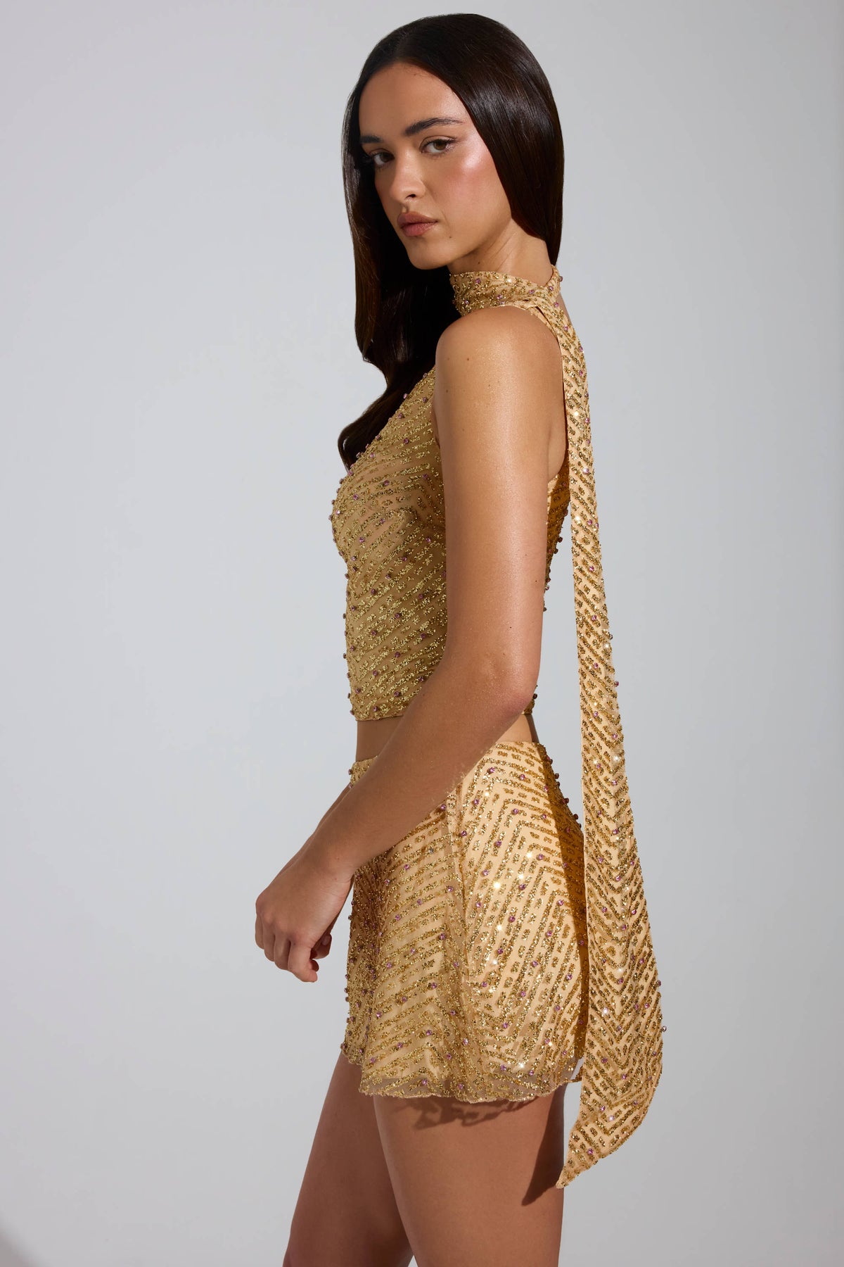 ⁣⁢Verziertes asymmetrisches Top mit Schal-Detail in Gold⁤⁣